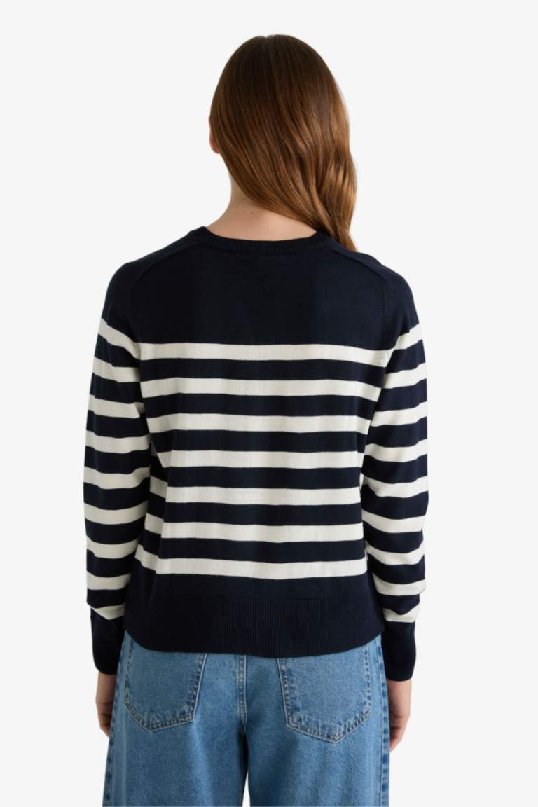 بلوفر مخطط قصة عادية برقبة مستديرة