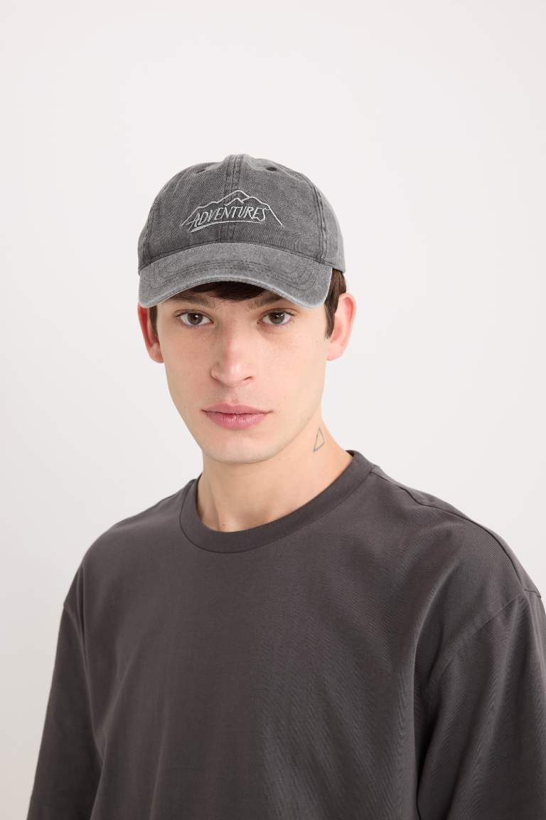 Casquette en jean brodée pour homme