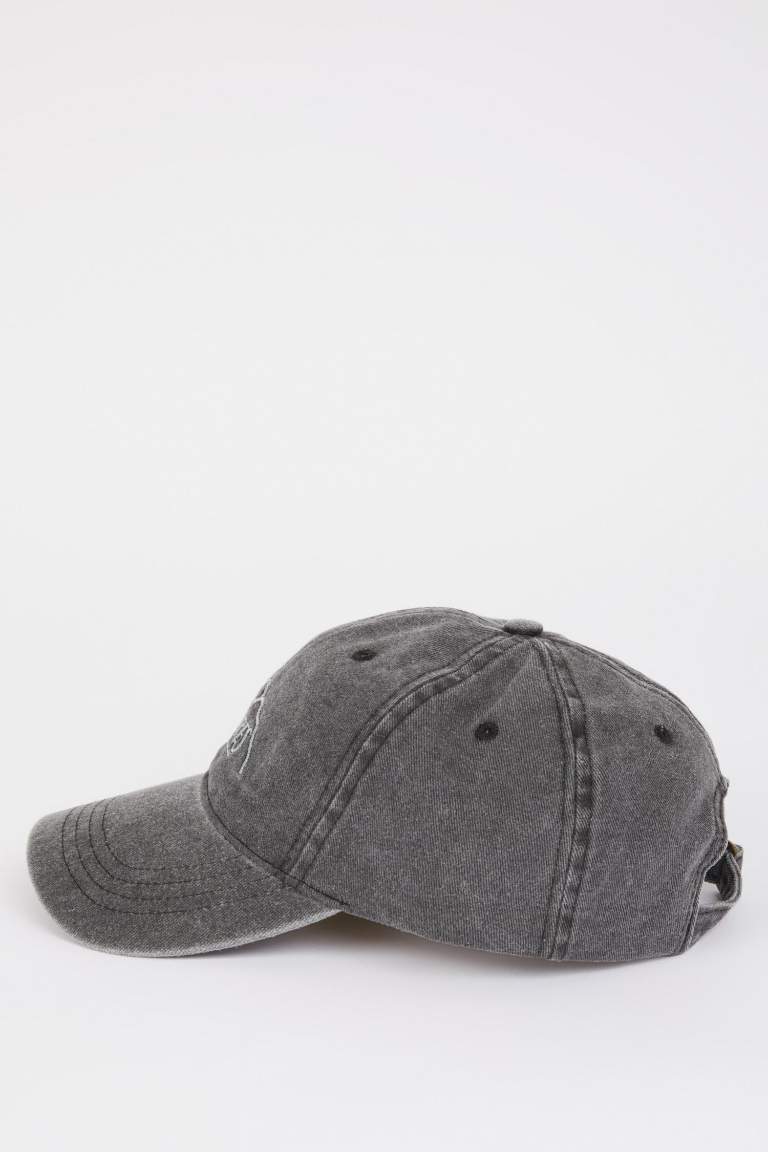 Casquette en jean brodée pour homme