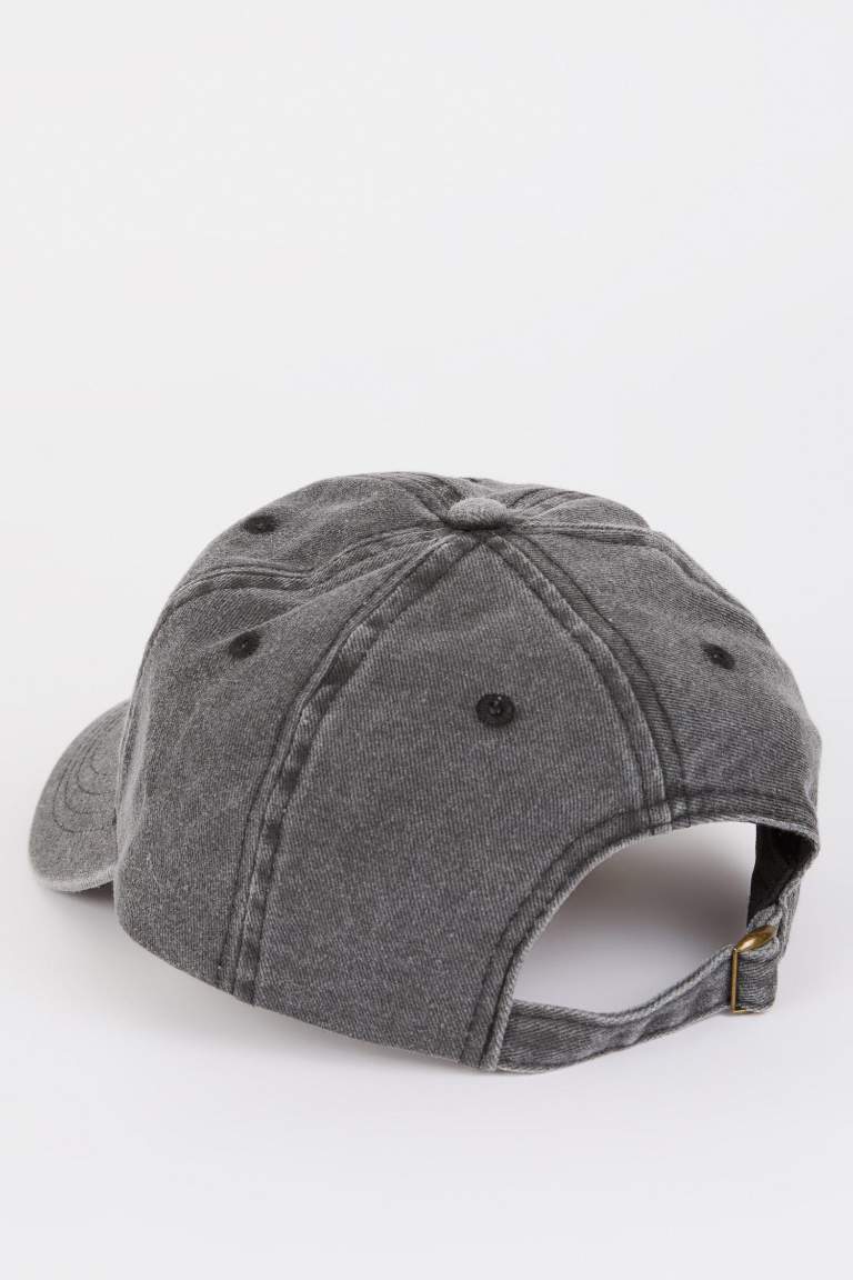 Casquette en jean brodée pour homme