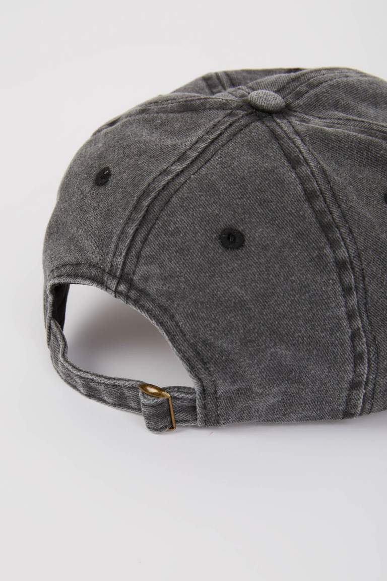 Casquette en jean brodée pour homme