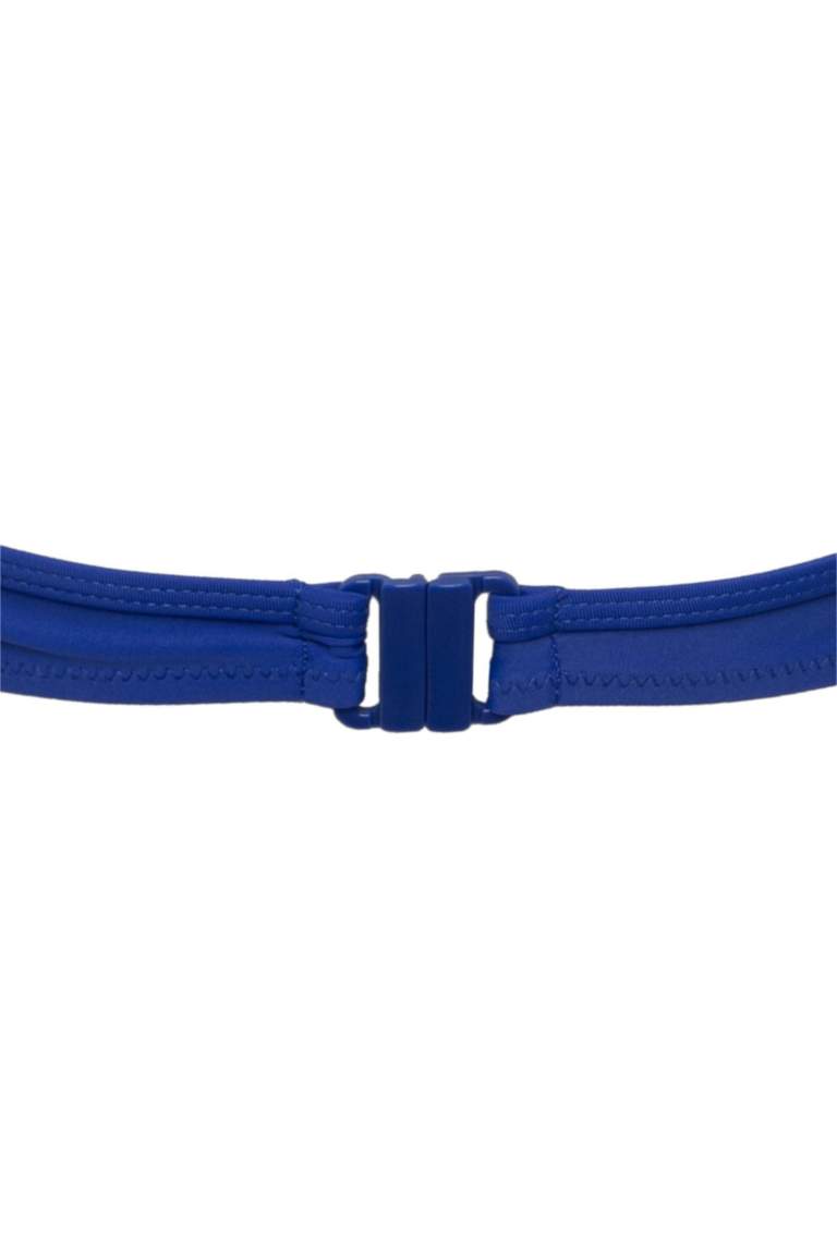 بكيني توب قصة عادية من Fall in Love