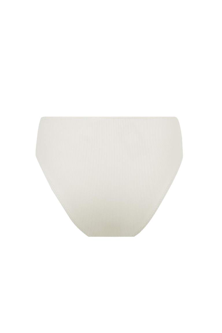 اندر بكيني مضلع قصة عادية من Fall in Love