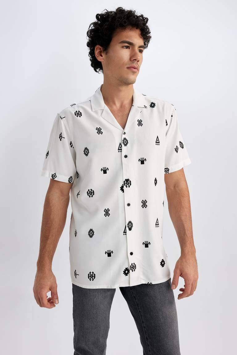 Tシャツ・カットソー   Men's White Denim Camp Short Sleeve Shirt J3257 Calvin Klein Jeans Camp Short Sleeve Denim Shirt - White | Very