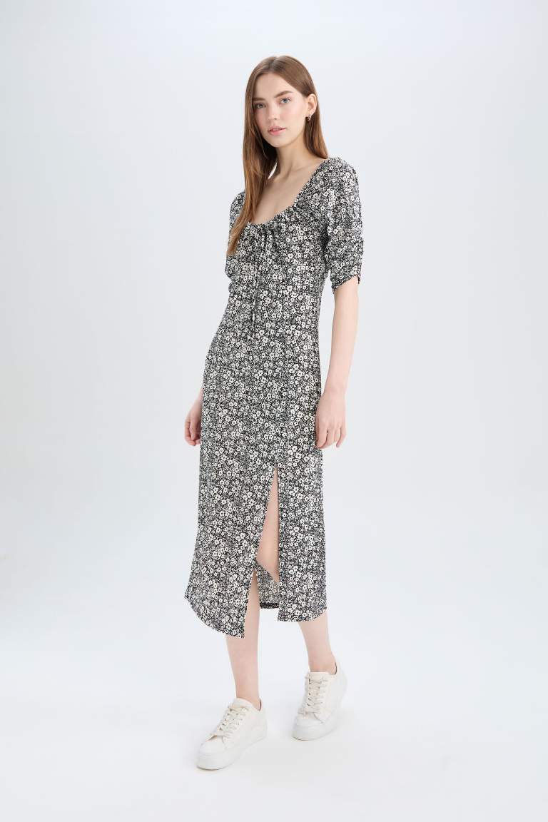 Robe midi fleurie à à col carré et manches demi-longues