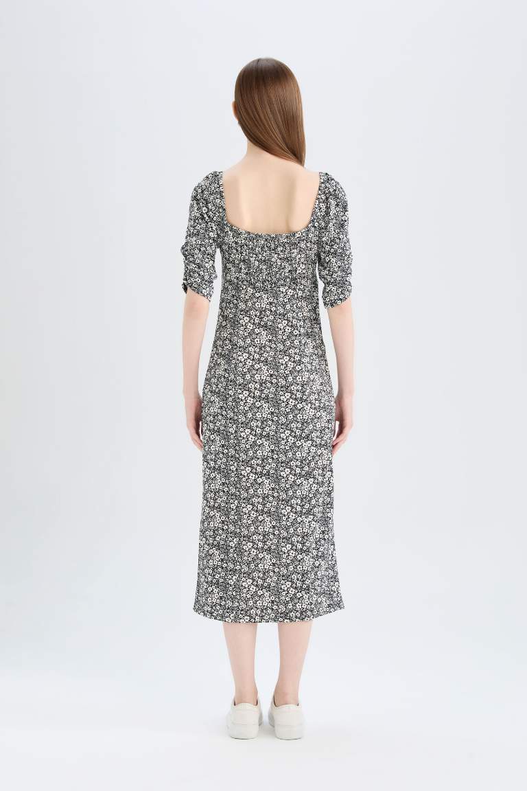 Robe midi fleurie à à col carré et manches demi-longues