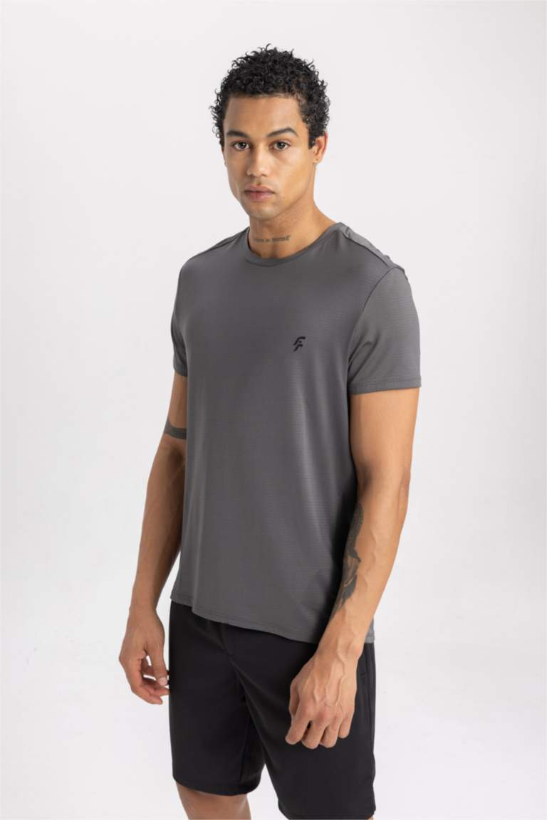 تي شيرت رياضي قصة عادية برقبة مستديرة