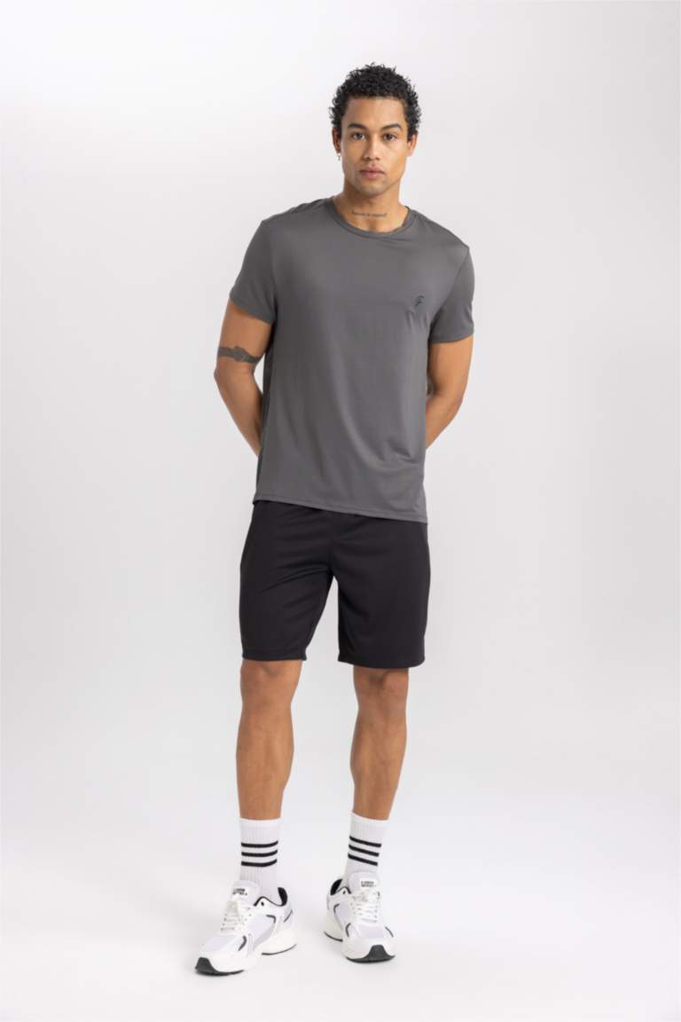 تي شيرت رياضي قصة عادية برقبة مستديرة