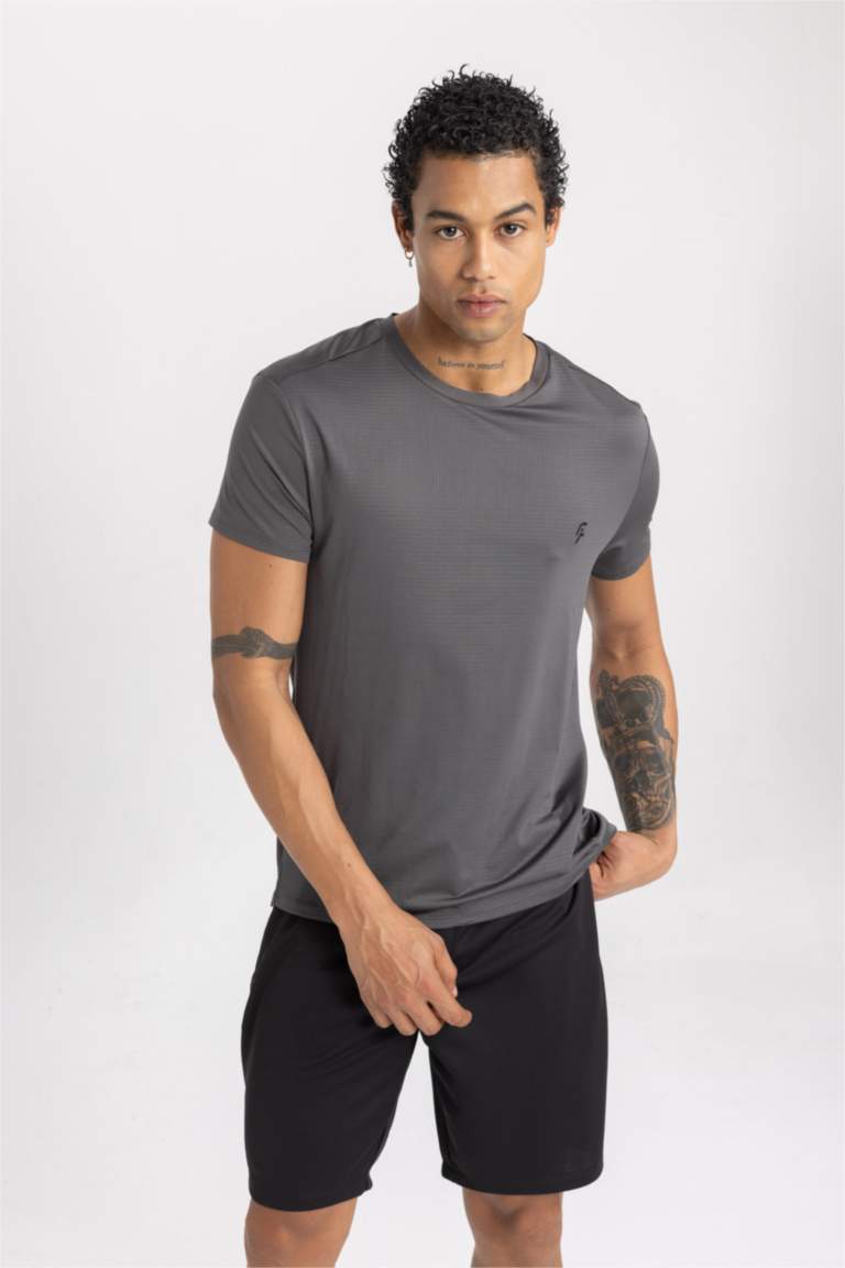 تي شيرت رياضي قصة عادية برقبة مستديرة