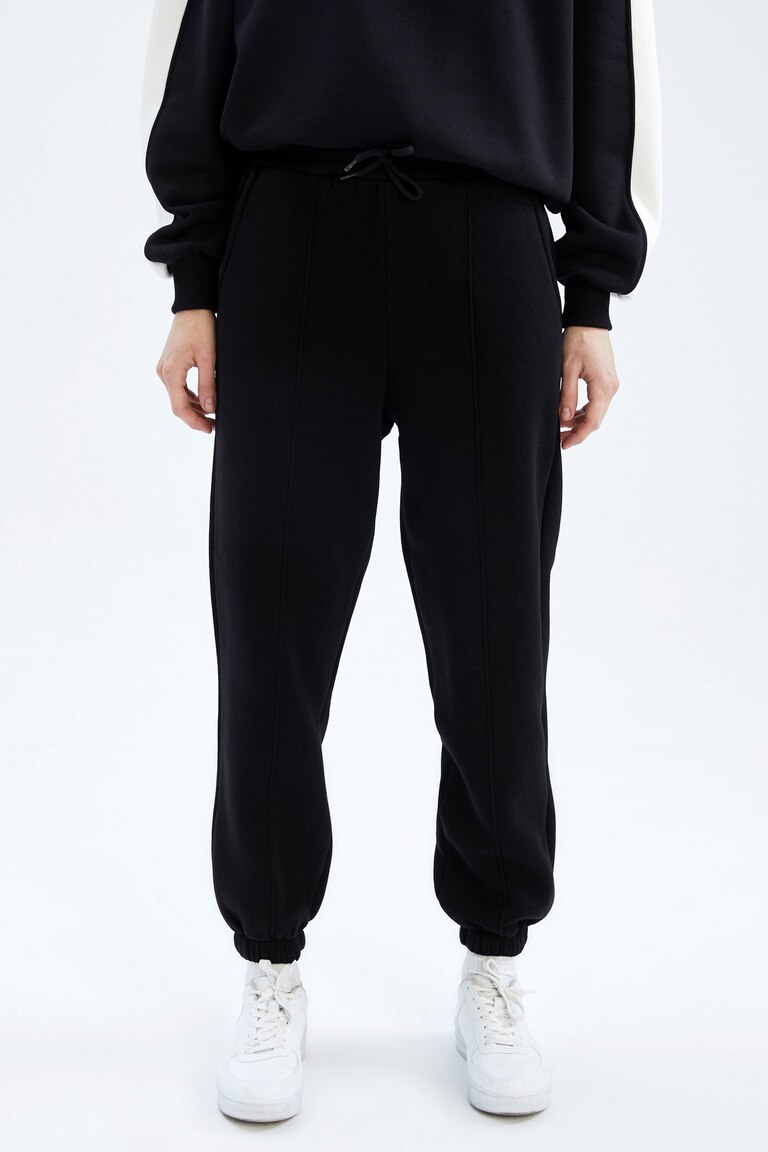 Black WOMAN Cool Loose Fit Basic Jogger Sweatpants 2743784 | DeFacto