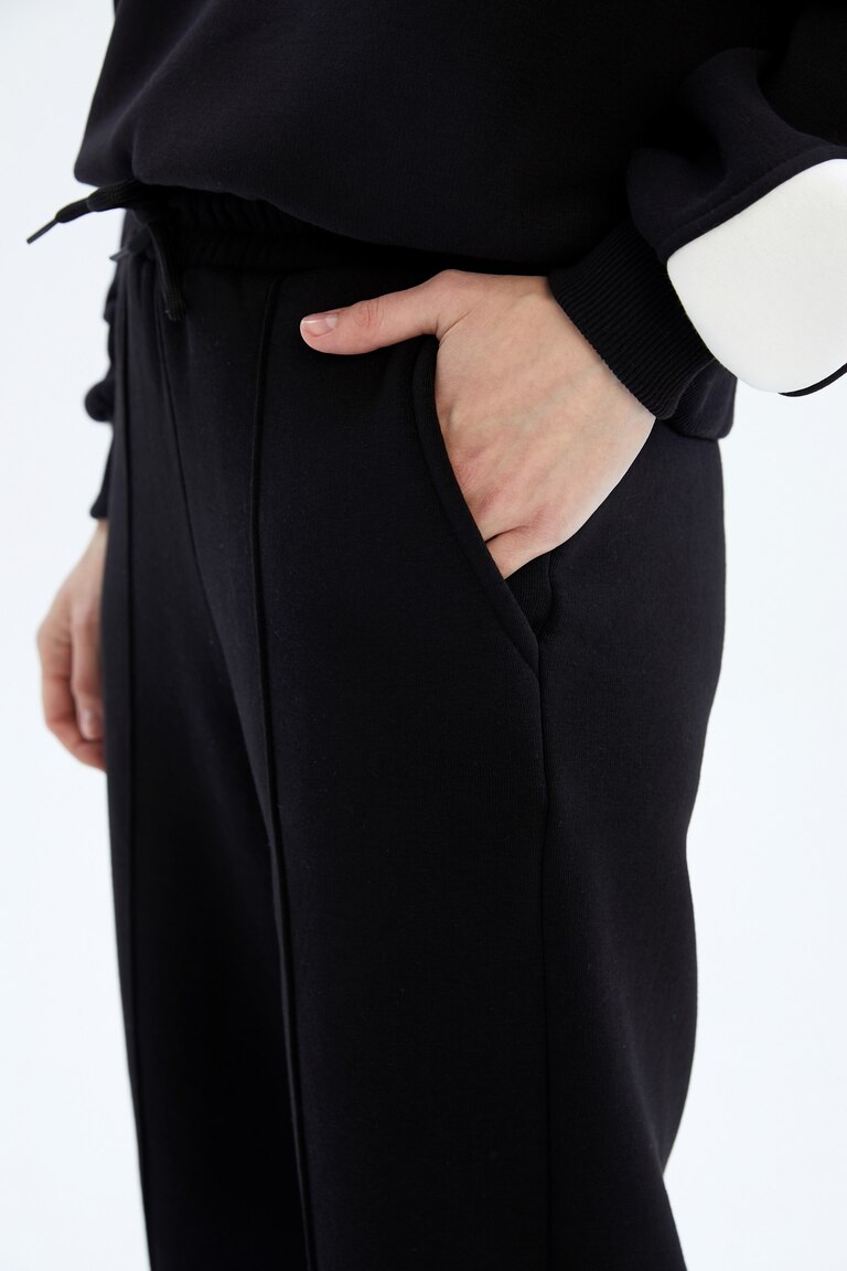 Black WOMAN Cool Loose Fit Basic Jogger Sweatpants 2743784 | DeFacto