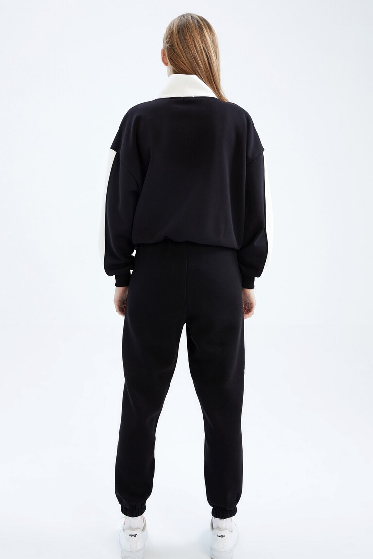 Black WOMAN Cool Loose Fit Basic Jogger Sweatpants 2743784 | DeFacto