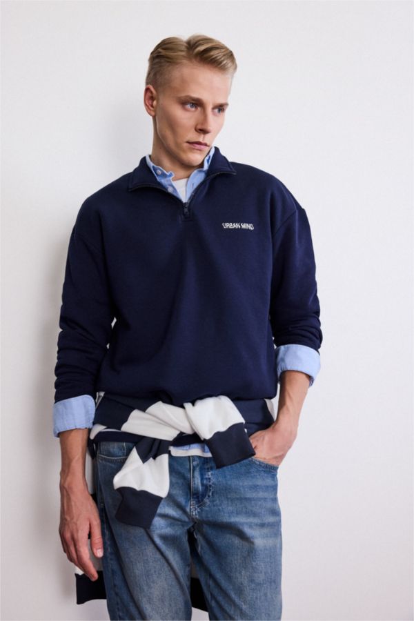 Boxy Fit Dik Yaka Yarım Fermuarlı Baskılı Sweatshirt