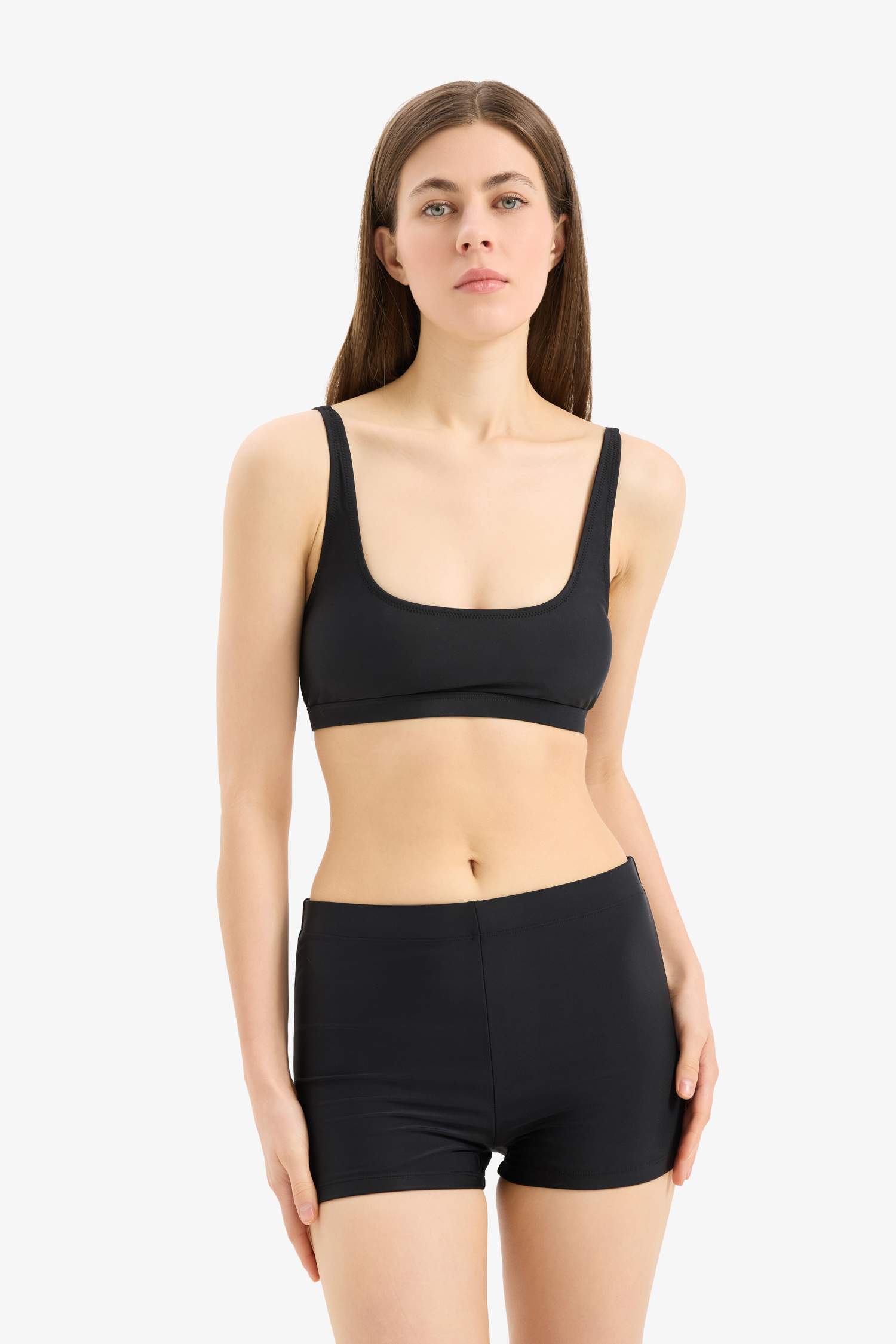 بيكيني سفلي قصة عادية من Fall in Love