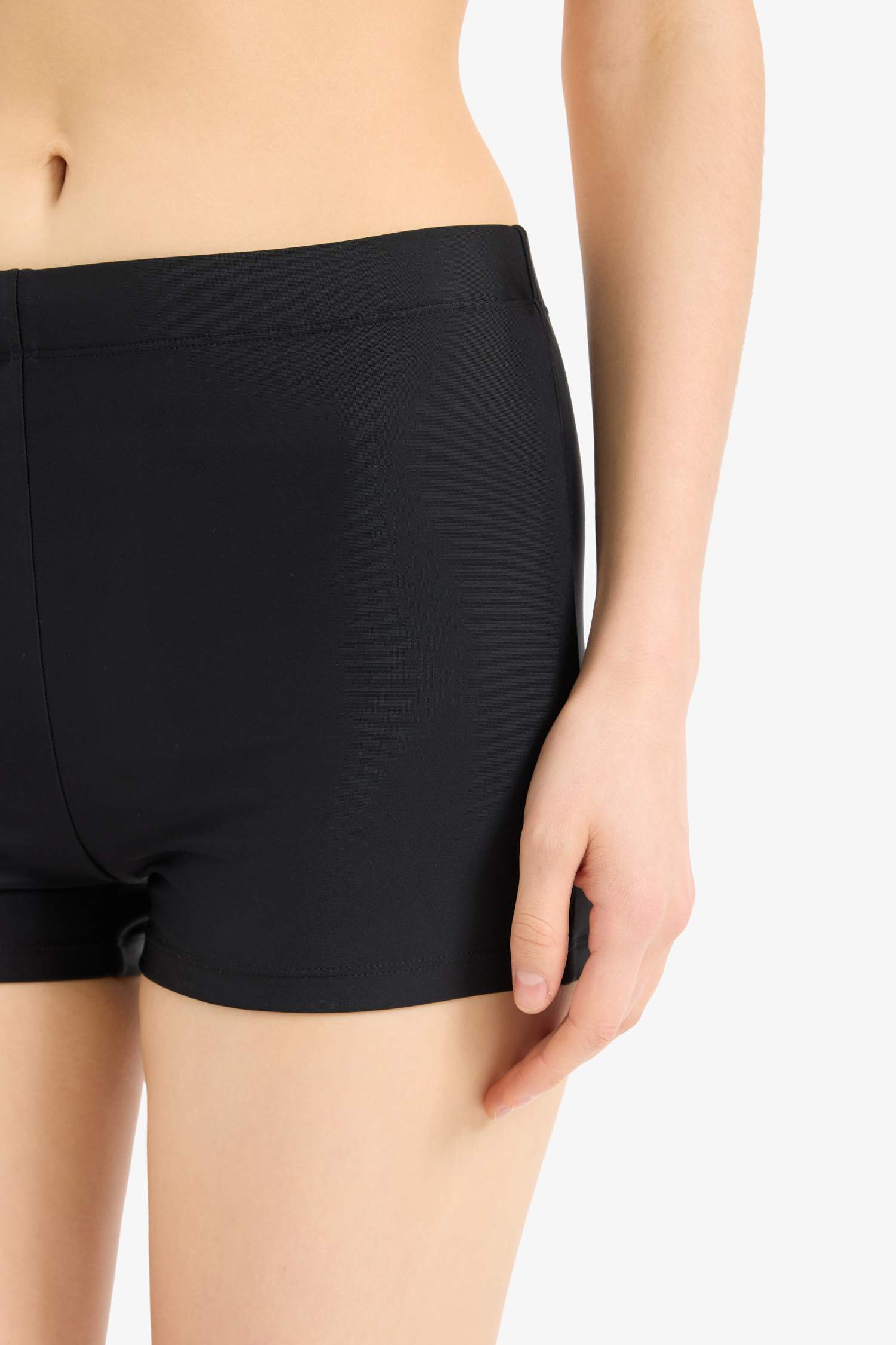 بيكيني سفلي قصة عادية من Fall in Love