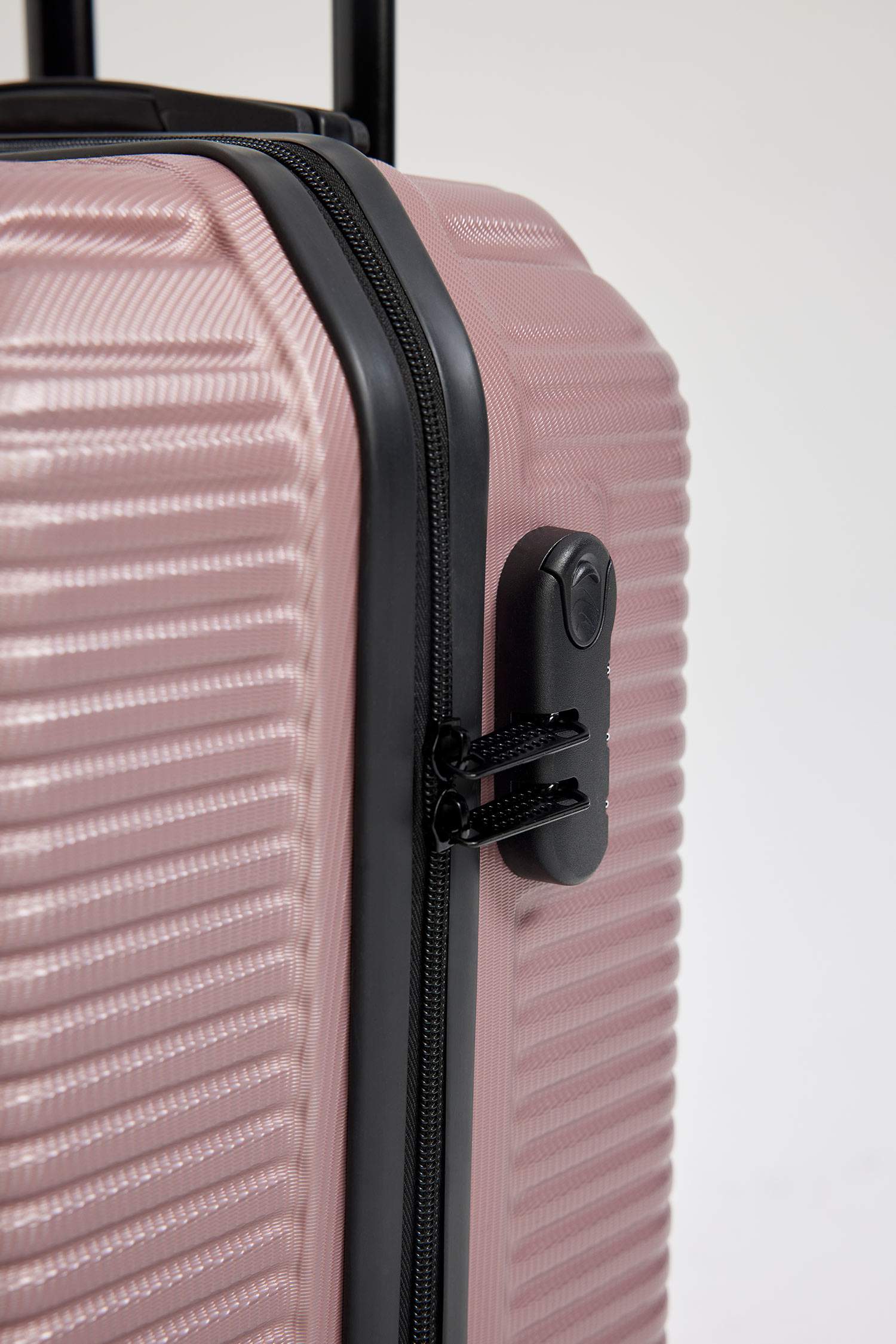 Unisex Orta Boy Çek Çekli Sert Kapaklı Valiz