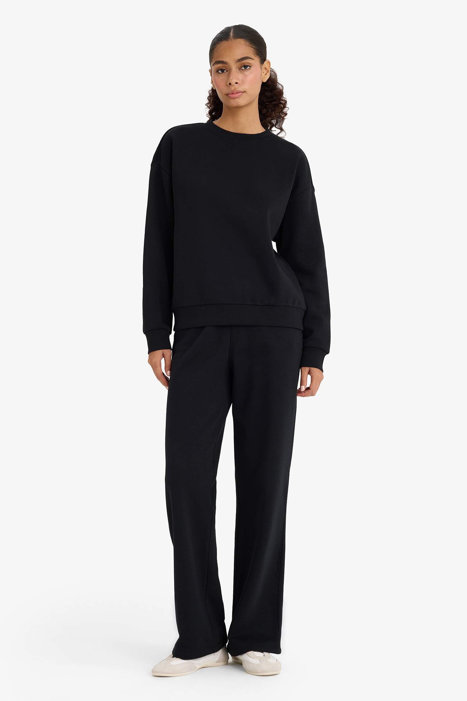 سويت شيرت عادي قصة مريحة برقبة مستديرة