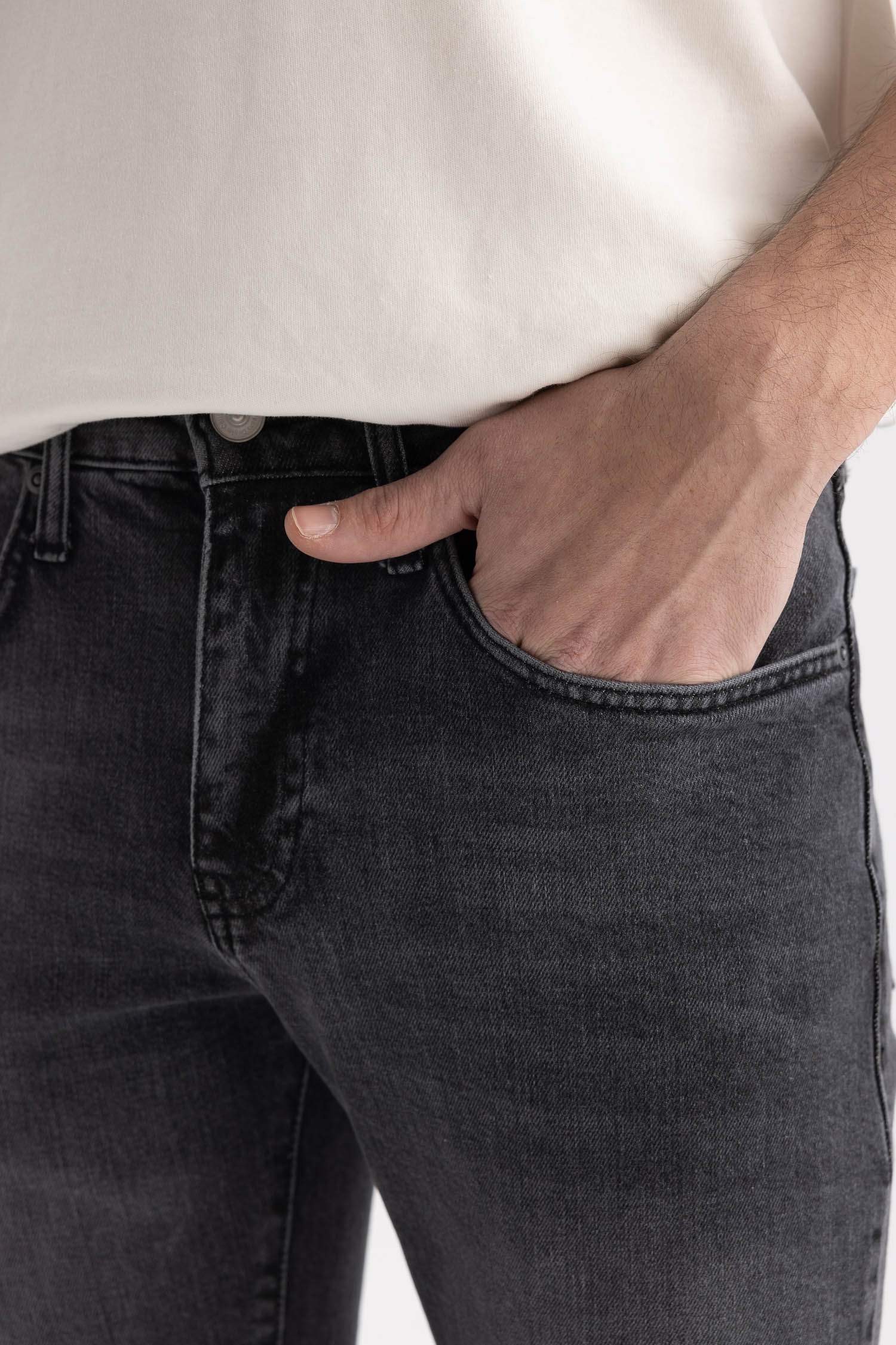 Slim Tapered Fit Narrow Fit Normal Waist Tapered Leg Jeans