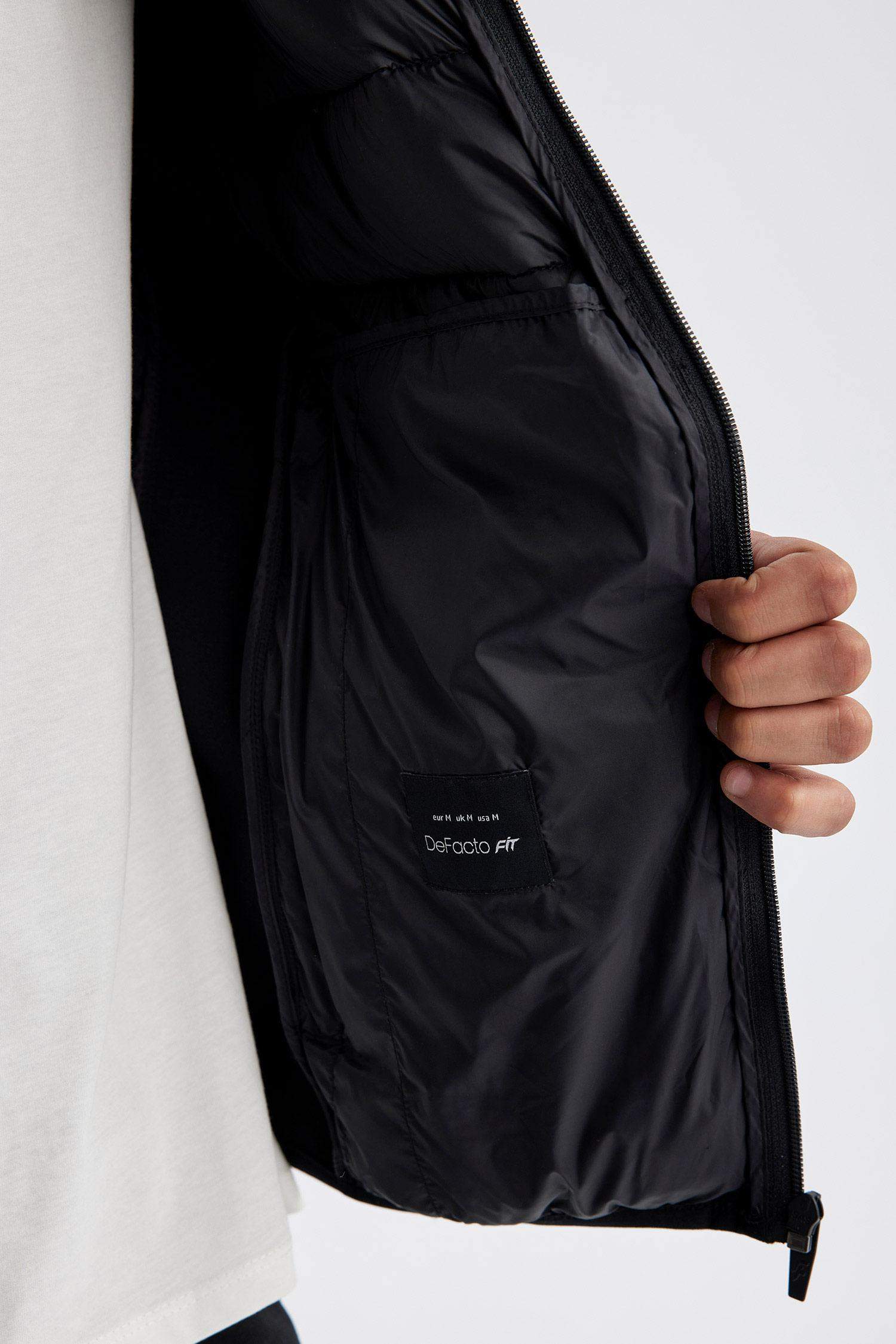 DeFactoFit Slim Fit Su İtici Kapüşonlu Yanları Squba Kumaş Şişme Yelek