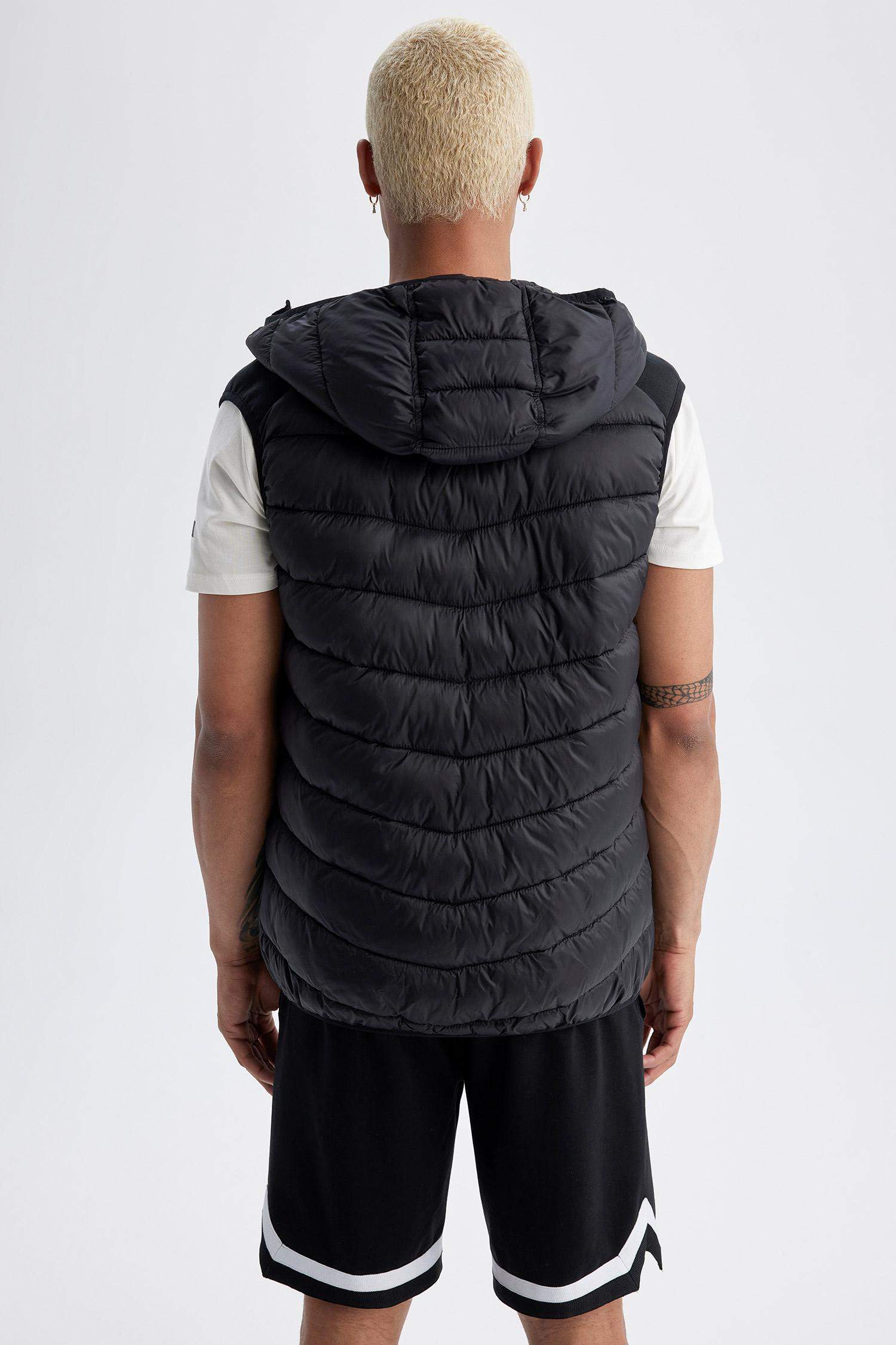 DeFactoFit Slim Fit Su İtici Kapüşonlu Yanları Squba Kumaş Şişme Yelek