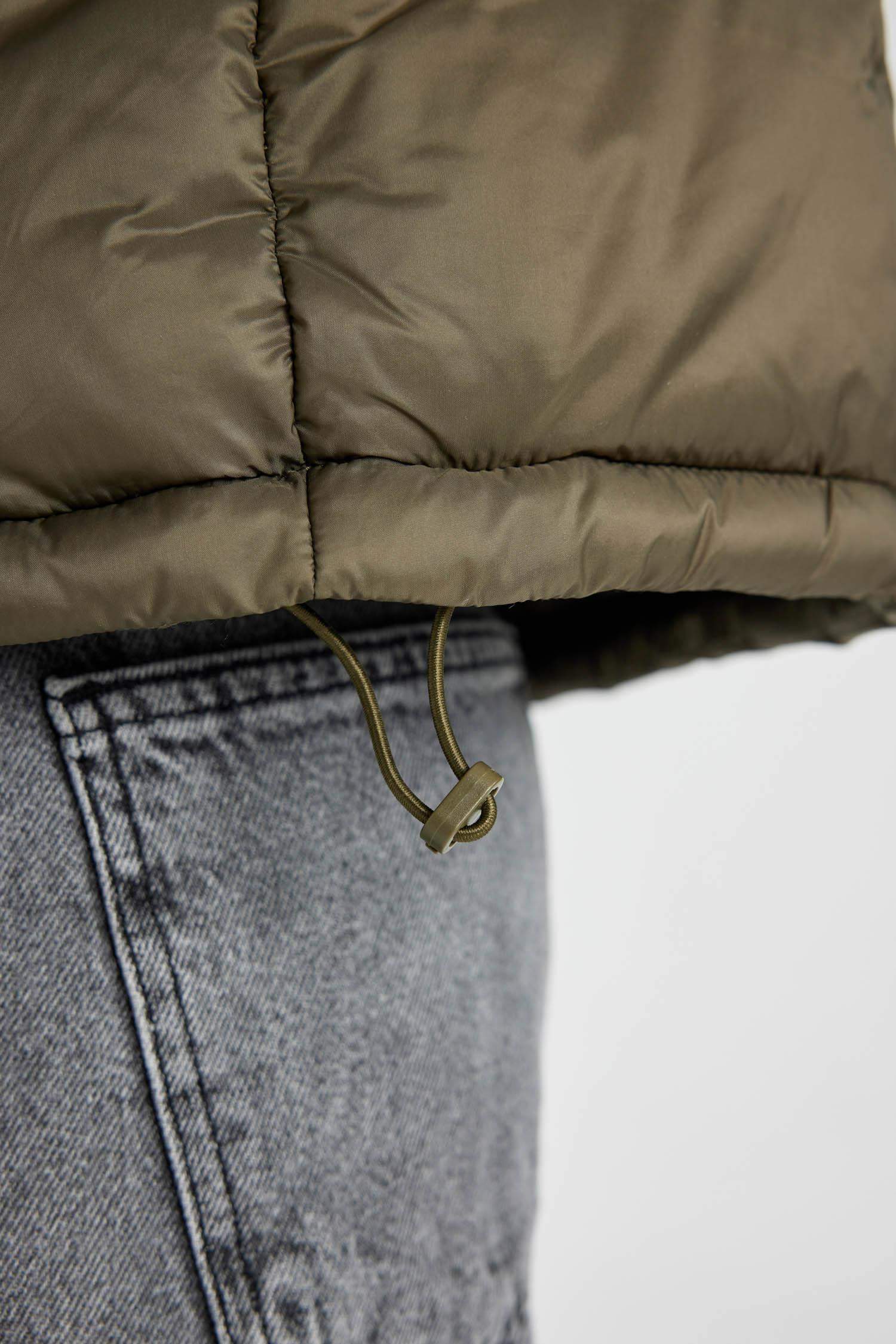 Su Geçirmez Şişme Yelek Dik Yaka Fermuarlı Cepli Etek Ucu Ayarlanabilir Lastikli Mevsimlik