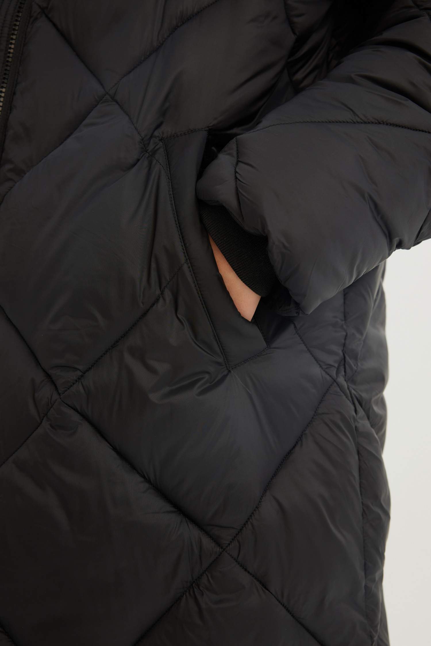 Su İtici Kapüşonlu  Uzun Mont Parka Kapitoneli Fermuar Çıtçıt Kapamalı Cepli