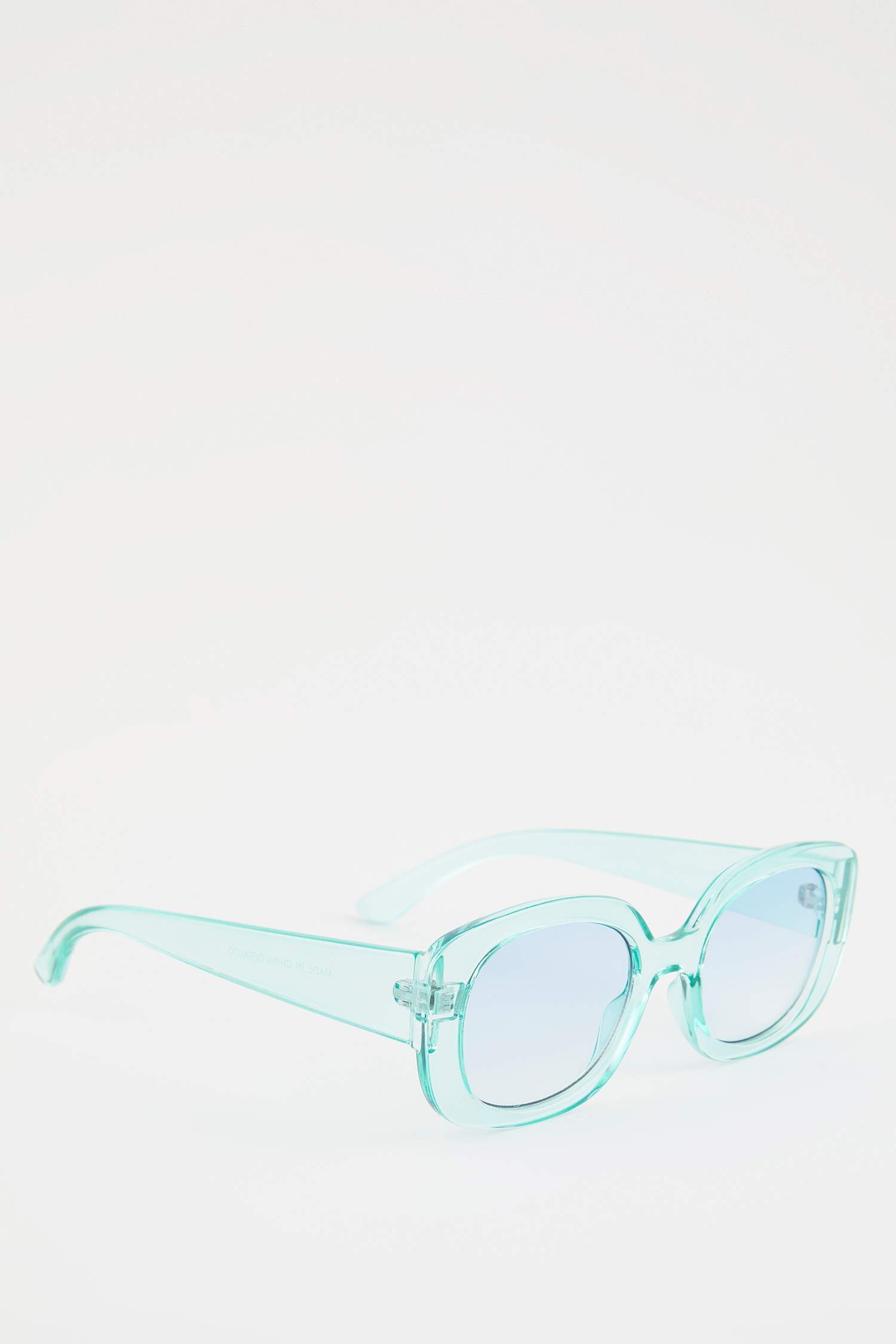 Woman Round Sunglasses