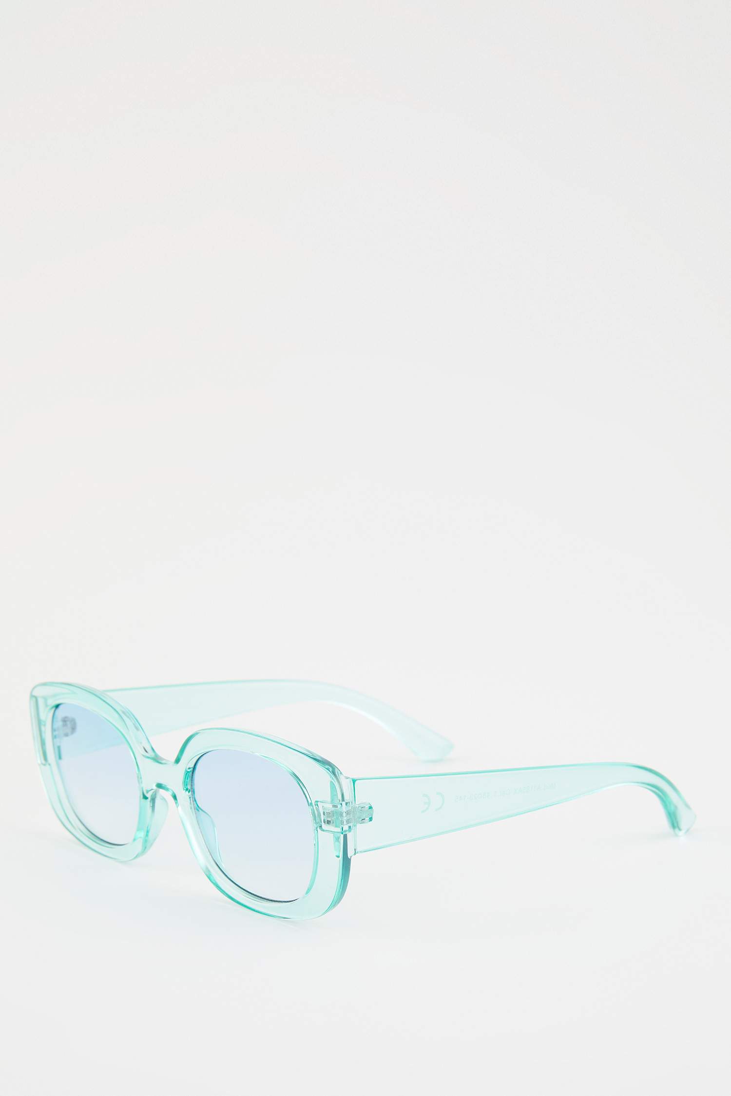 Woman Round Sunglasses