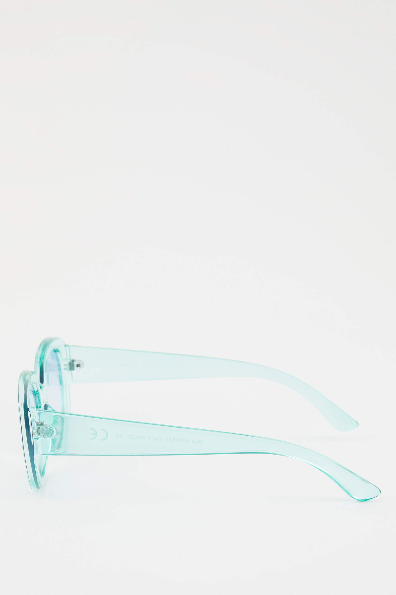 Woman Round Sunglasses