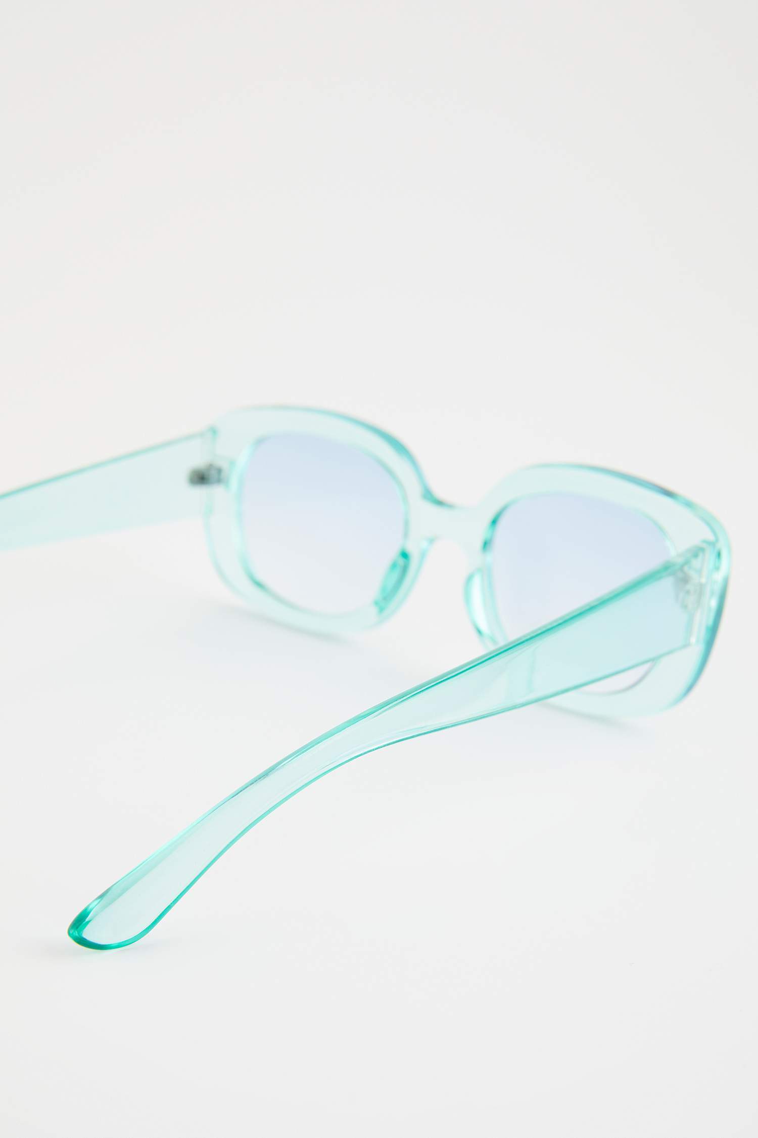 Woman Round Sunglasses