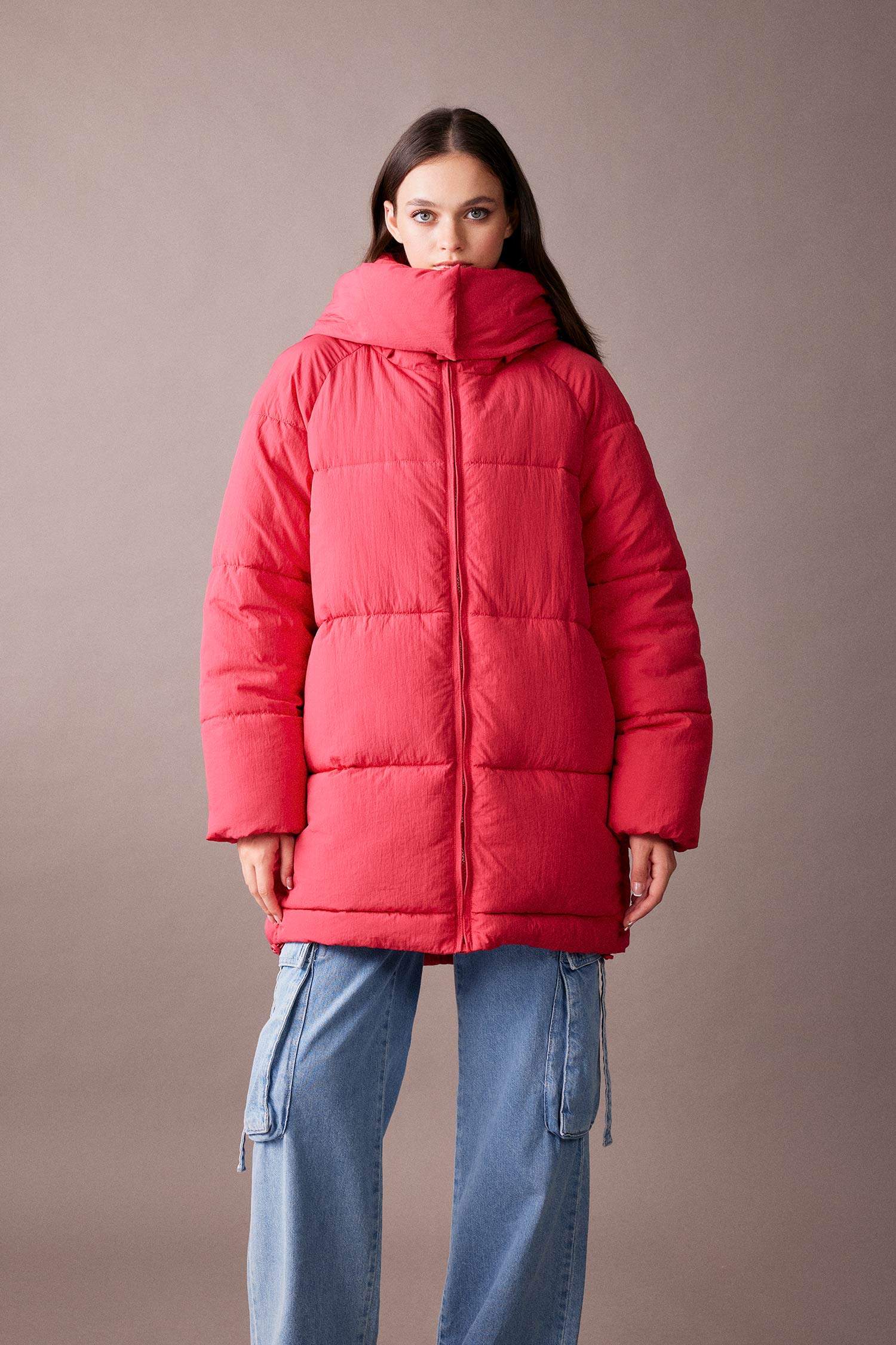 Дутая куртка водоотталкивающая сохраняет тепло оверсайз с капюшоном