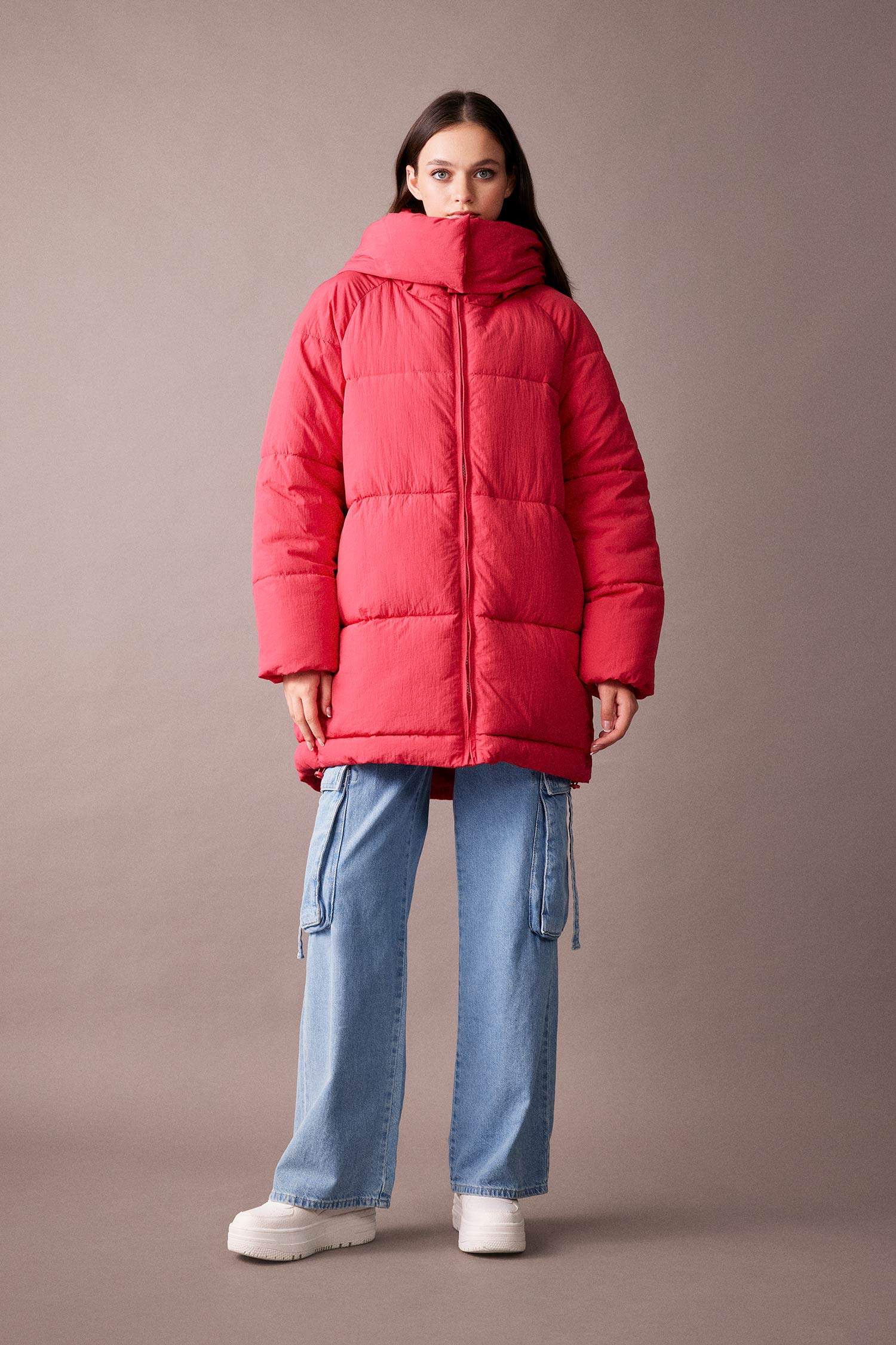 Дутая куртка водоотталкивающая сохраняет тепло оверсайз с капюшоном