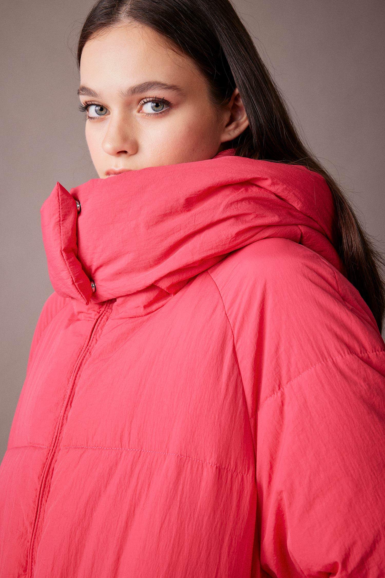 Дутая куртка водоотталкивающая сохраняет тепло оверсайз с капюшоном