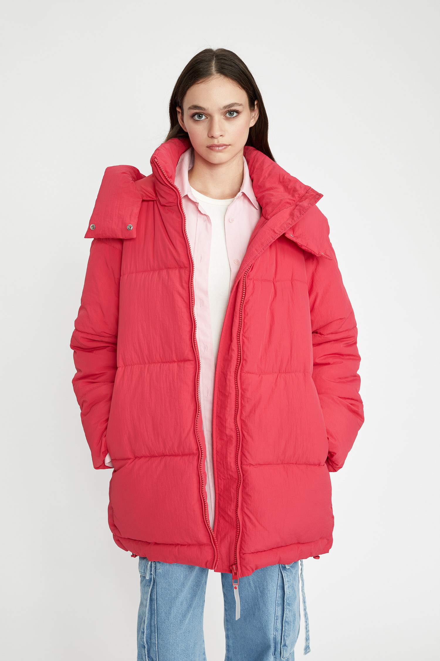 Дутая куртка водоотталкивающая сохраняет тепло оверсайз с капюшоном