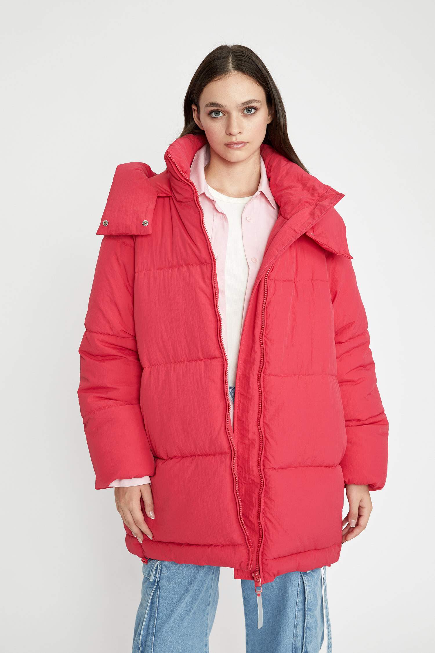 Дутая куртка водоотталкивающая сохраняет тепло оверсайз с капюшоном