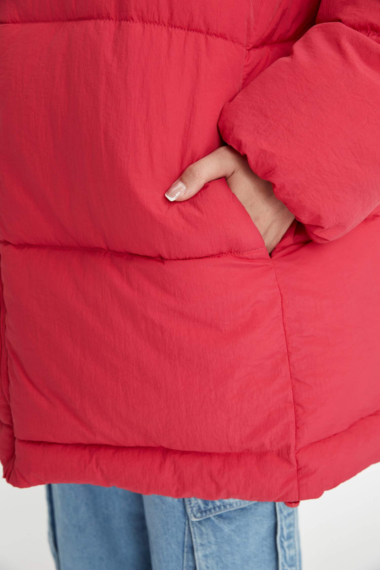 Дутая куртка водоотталкивающая сохраняет тепло оверсайз с капюшоном