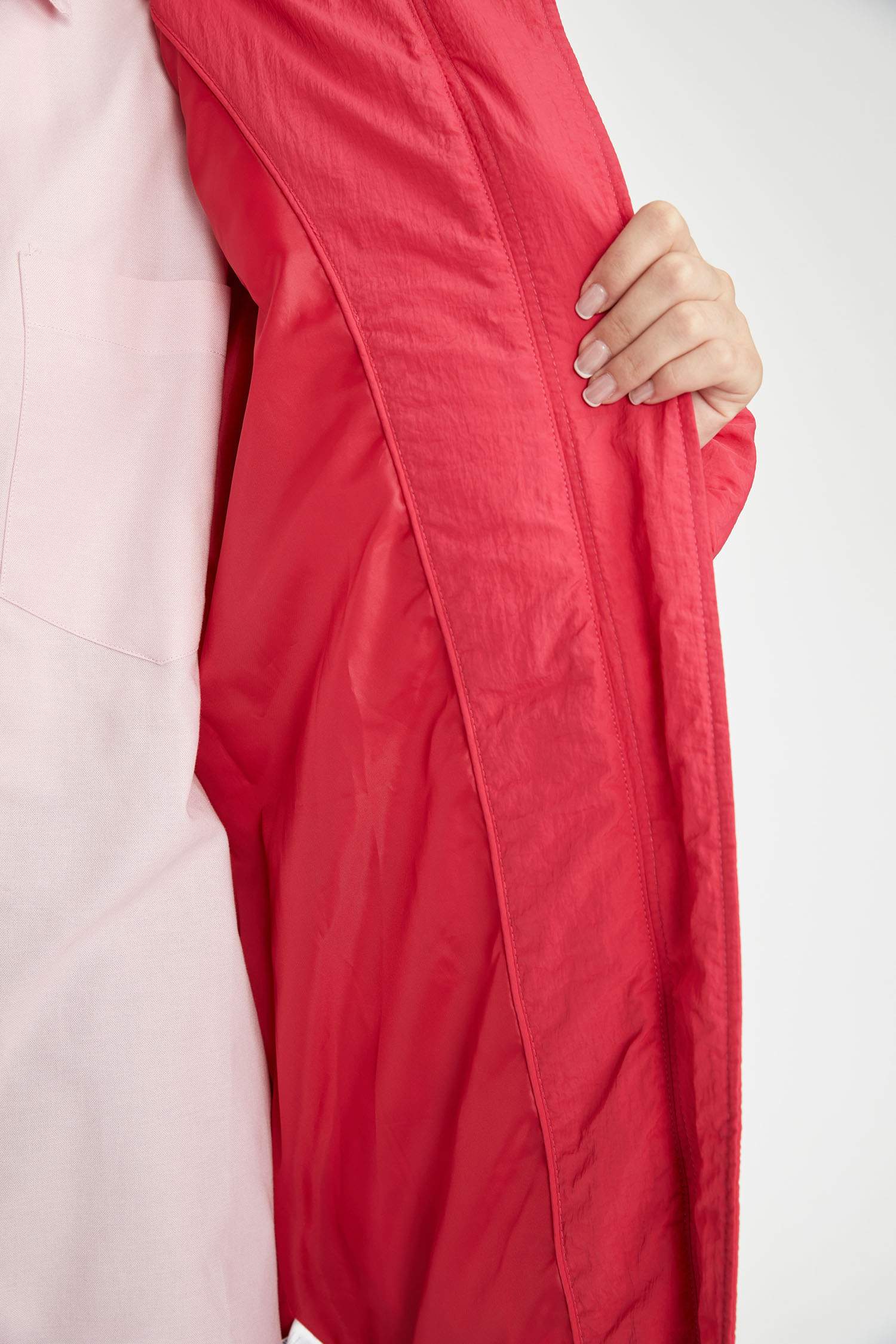 Дутая куртка водоотталкивающая сохраняет тепло оверсайз с капюшоном