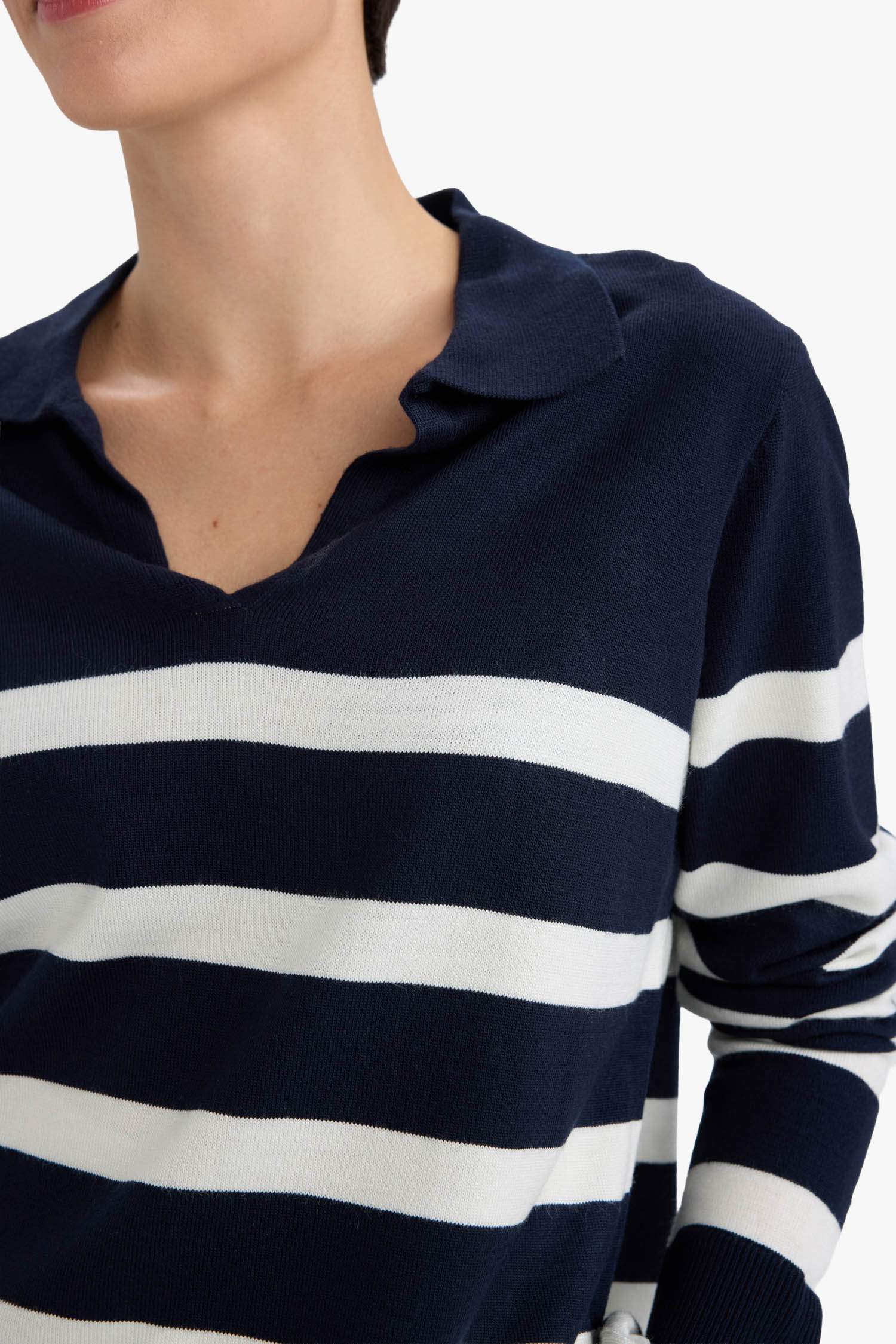 بلوفر مخطط قصة عادية برقبة بولو