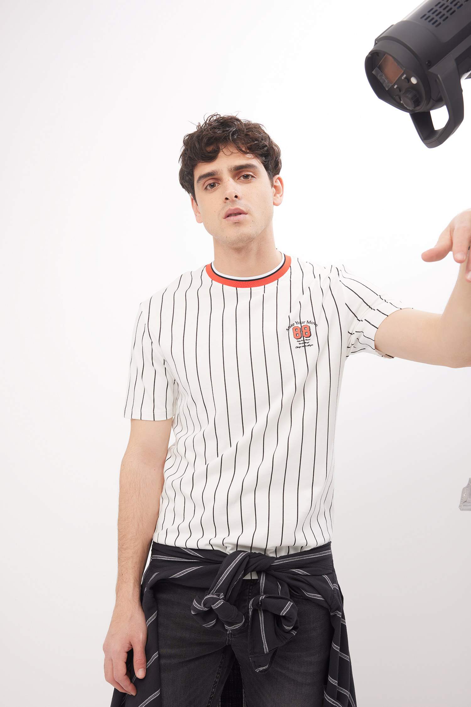 تي شيرت قطن بقصة عادية ورقبة مستديرة