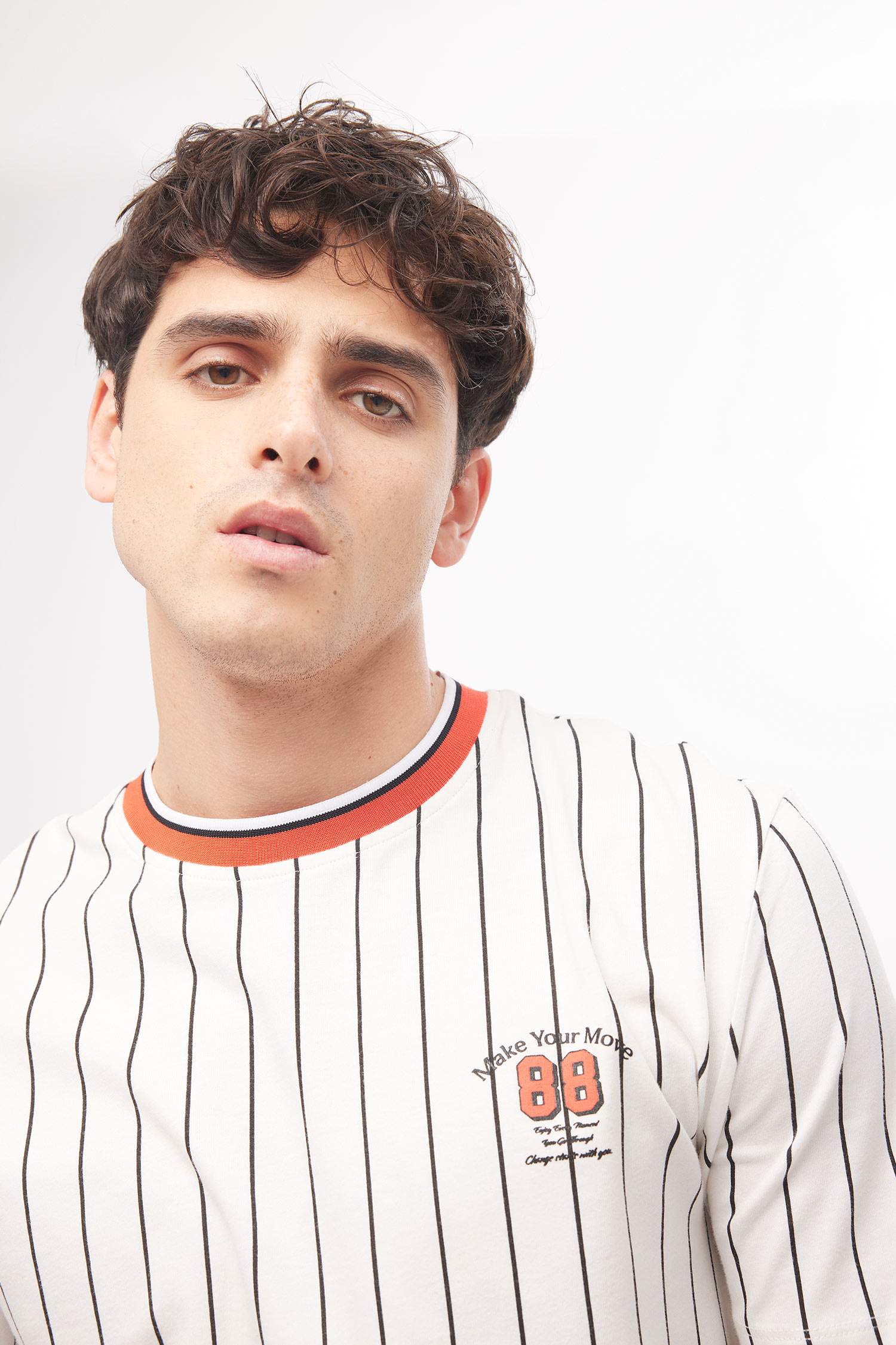 تي شيرت قطن بقصة عادية ورقبة مستديرة