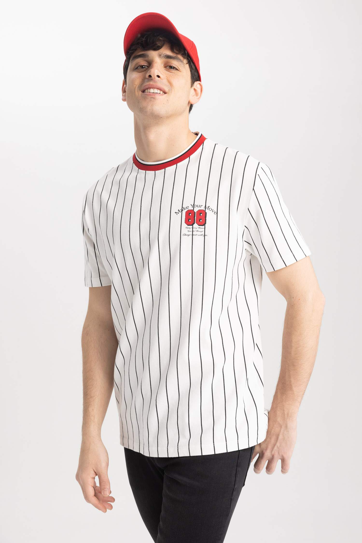 تي شيرت قطن بقصة عادية ورقبة مستديرة