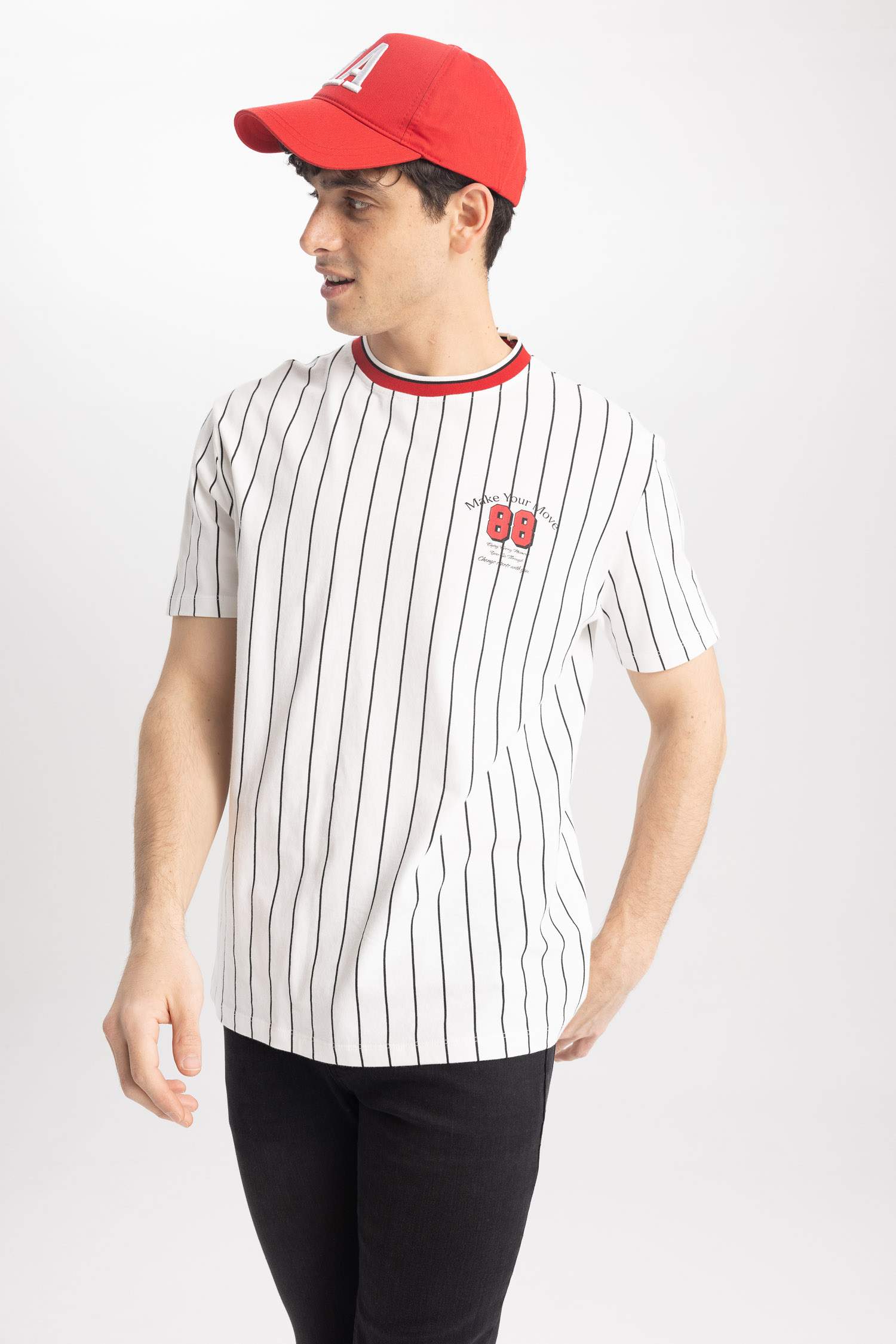 تي شيرت قطن بقصة عادية ورقبة مستديرة