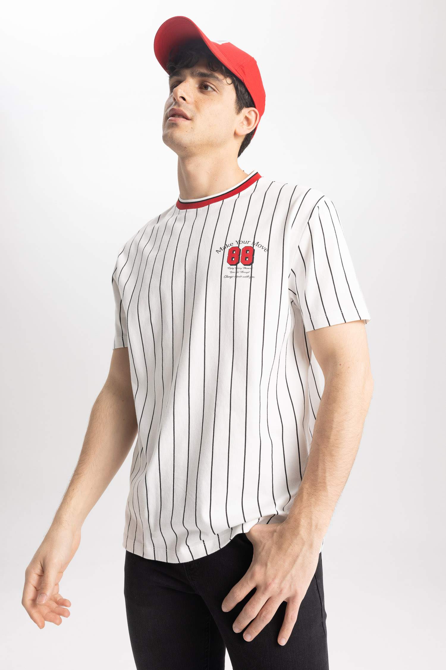 تي شيرت قطن بقصة عادية ورقبة مستديرة