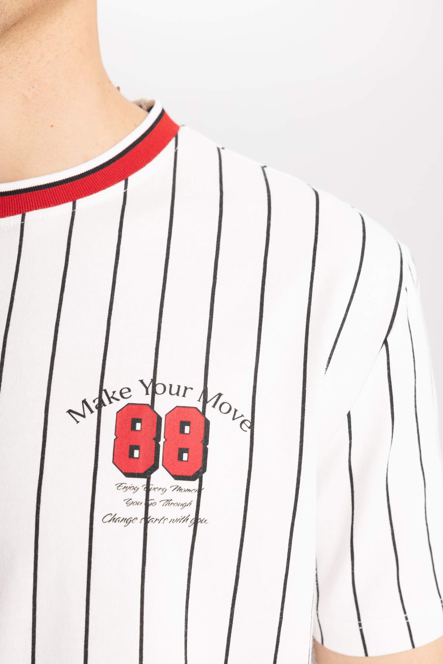 تي شيرت قطن بقصة عادية ورقبة مستديرة