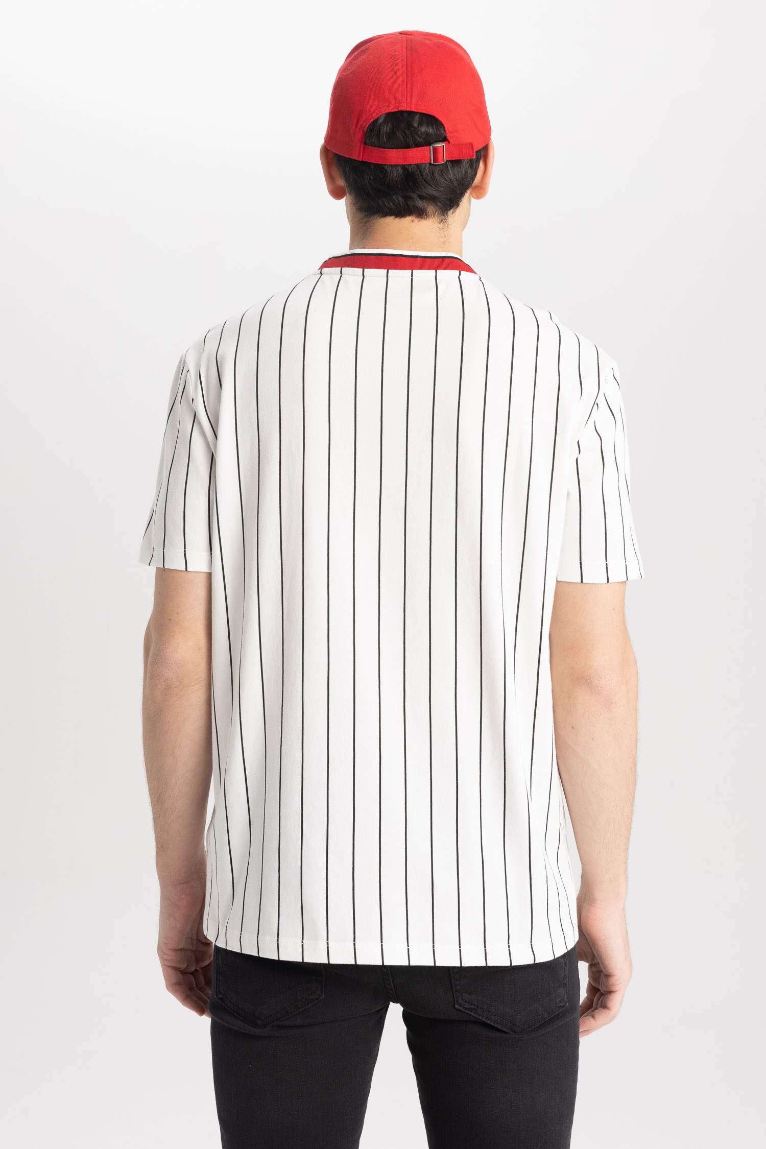 تي شيرت قطن بقصة عادية ورقبة مستديرة