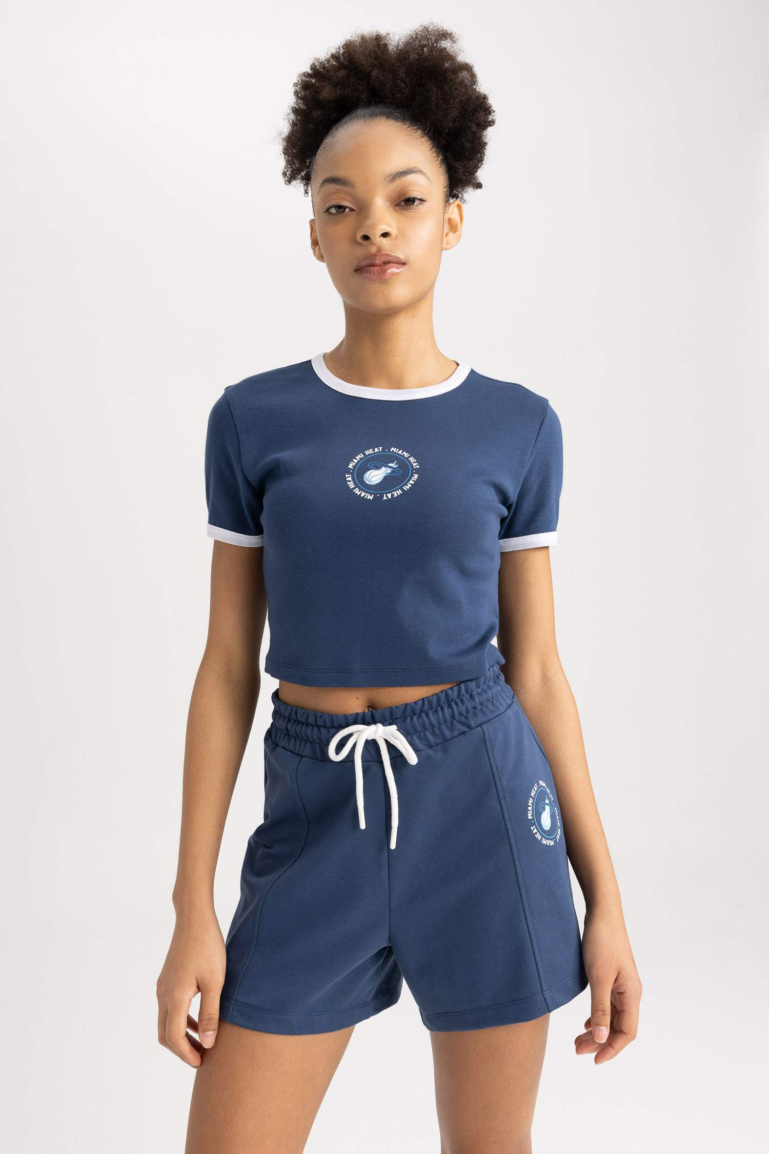 تي شيرت نص كم كروب توب بياقة مستديرة من ميامي هيت