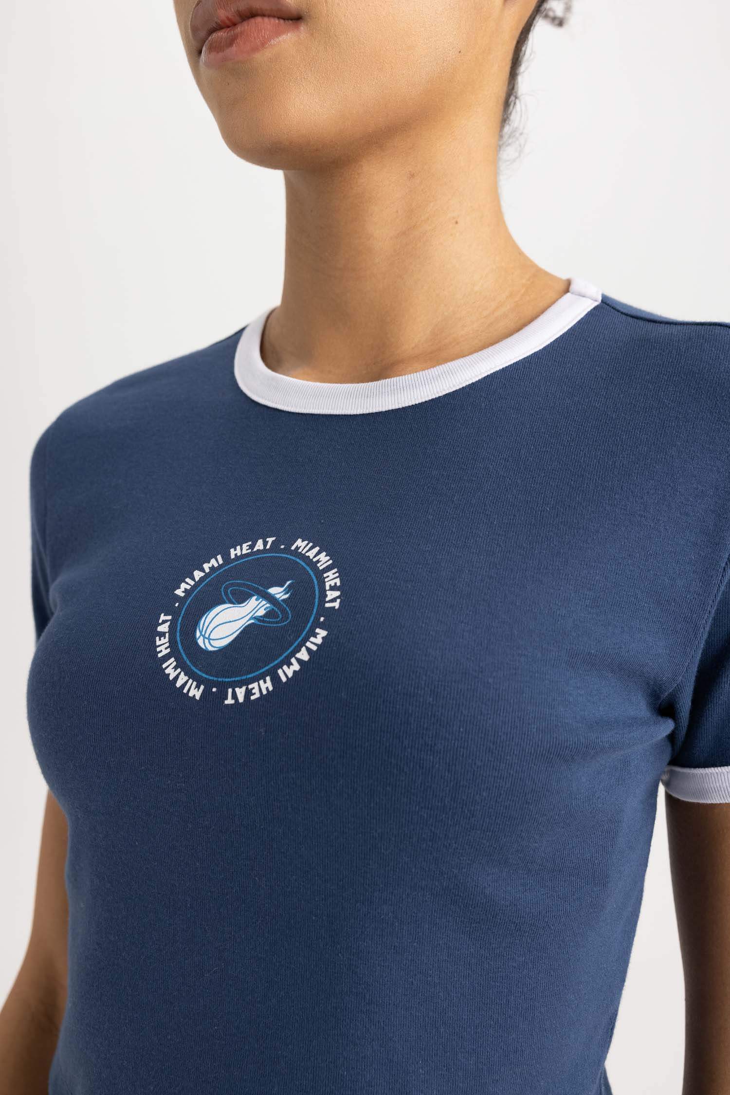 تي شيرت نص كم كروب توب بياقة مستديرة من ميامي هيت