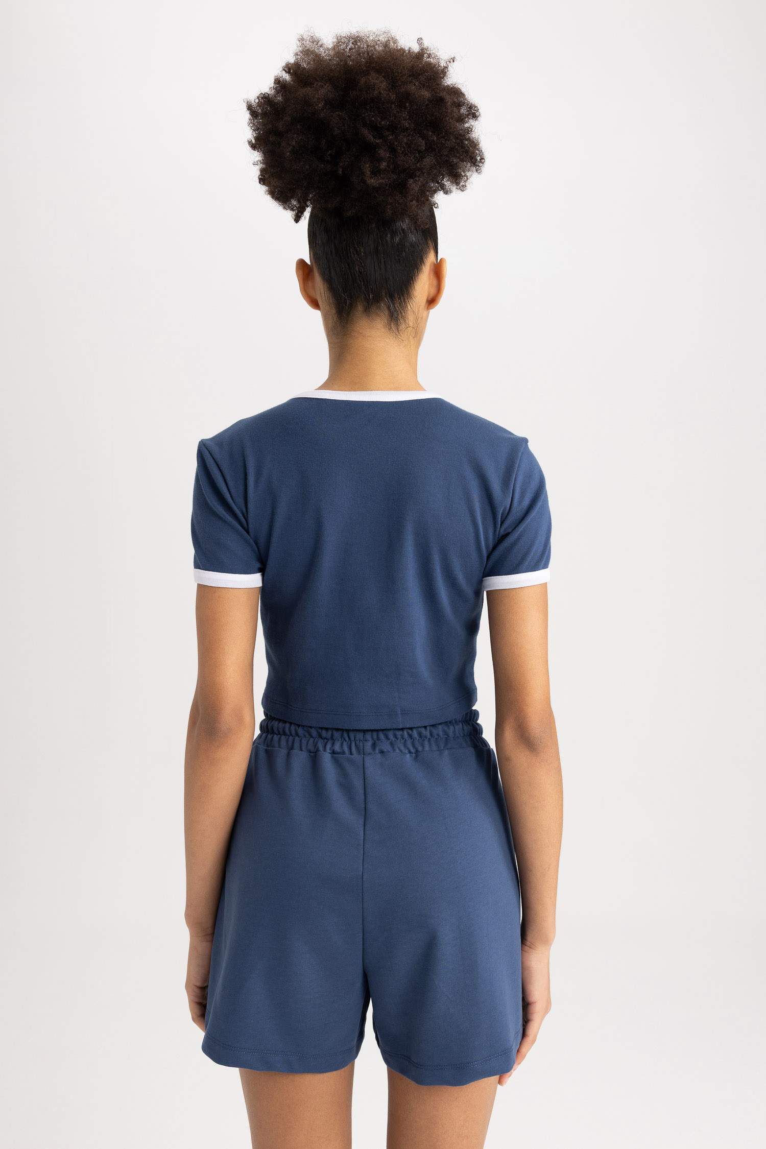 تي شيرت نص كم كروب توب بياقة مستديرة من ميامي هيت