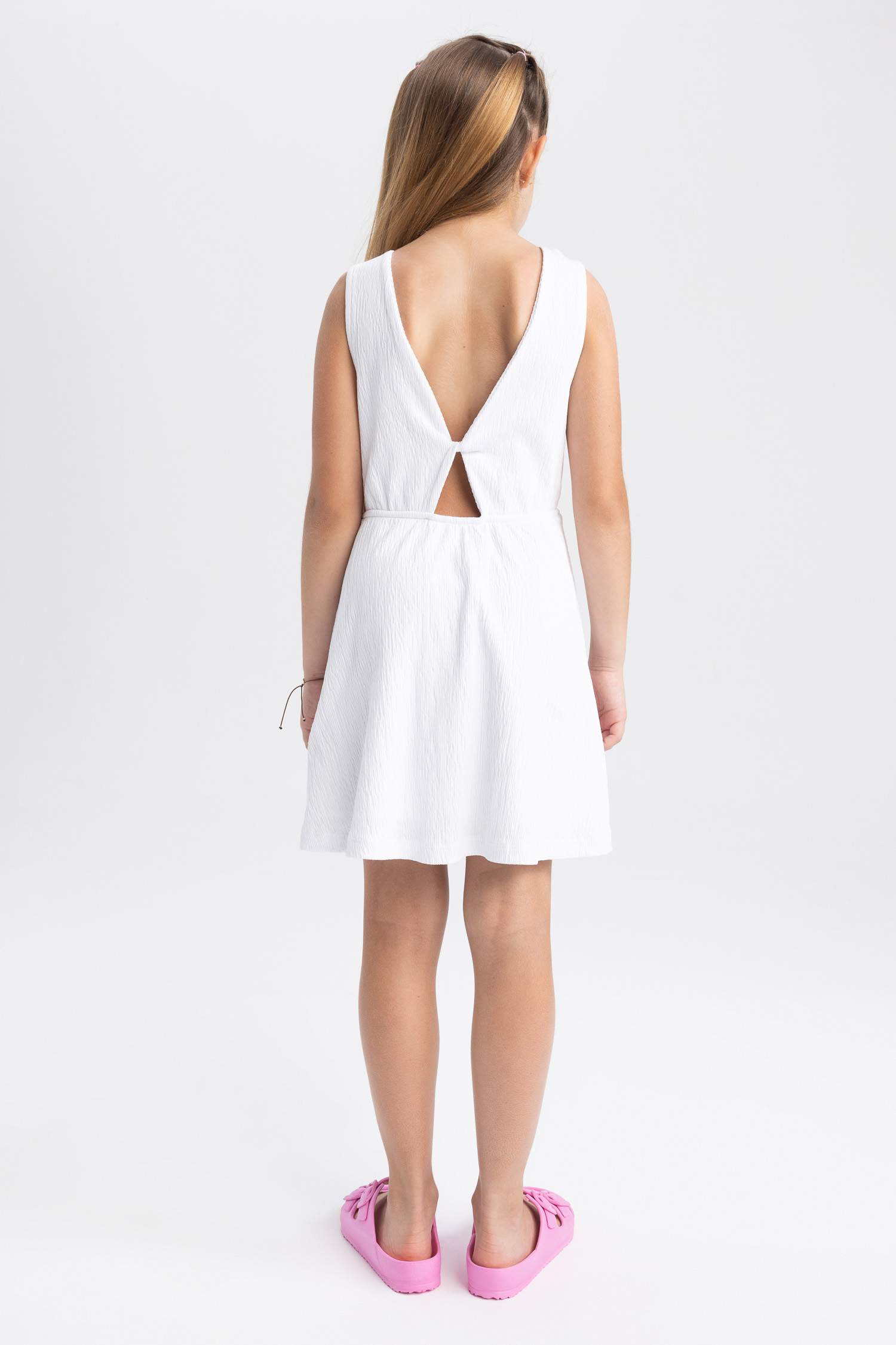 فستان بناتي بدون أكمام بقصة مريحة