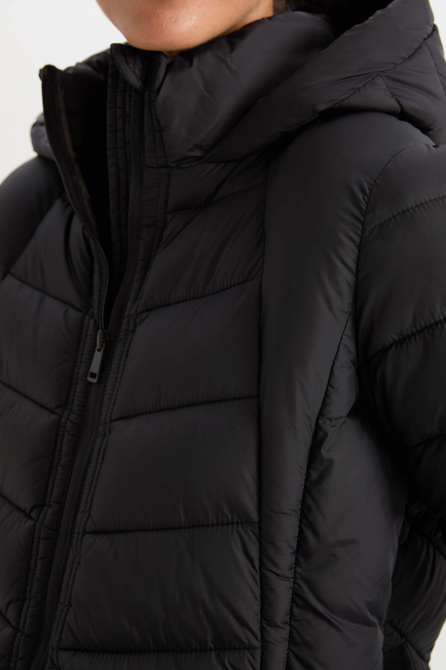 DeFactoFit Su İtici Slim Fit Dar Kesim Kapüşonlu Kapitoneli Fermuarlı Cepli Uzun Şişme Mont Parka